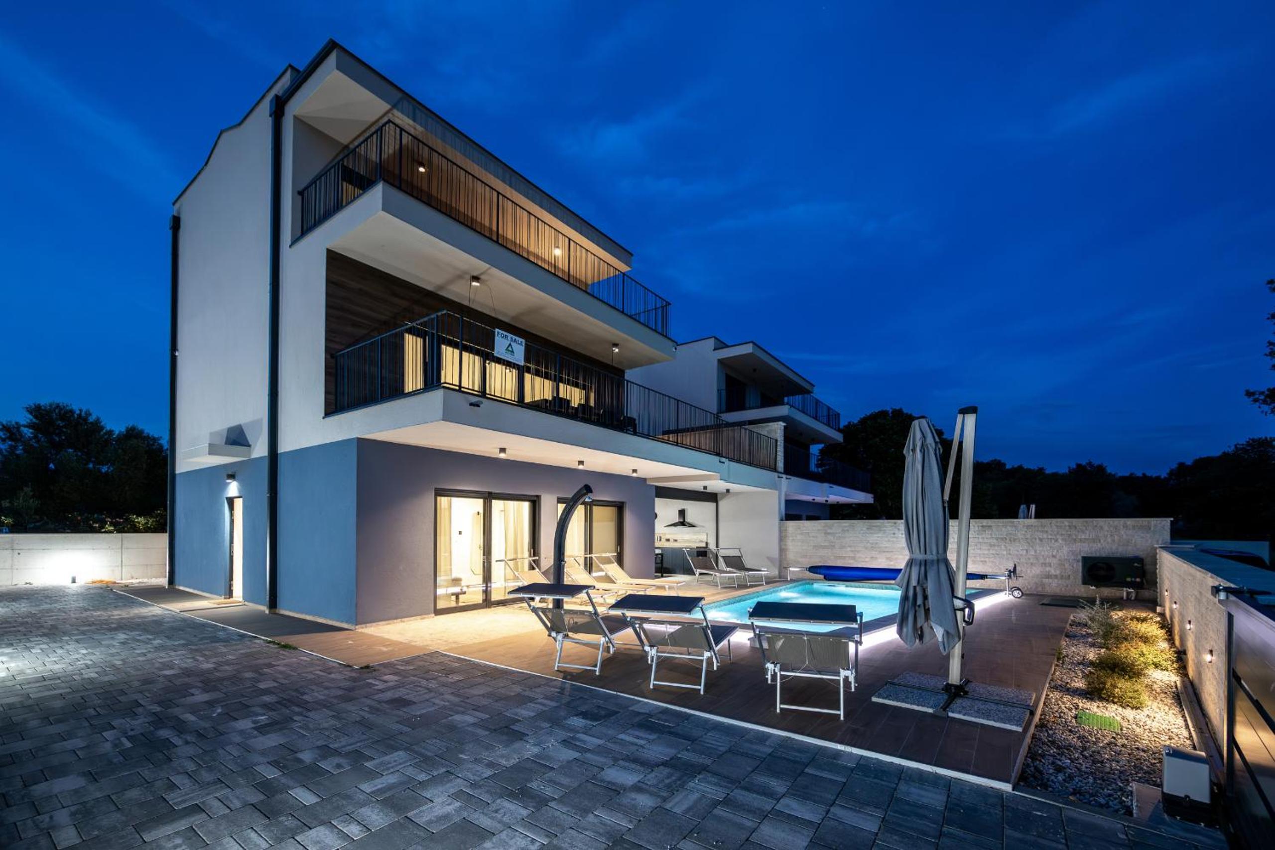 Hotel Villa Bay II near Medulin for 9 people with heated pool - playground & whirpool only 100 meters from the beach - Image 1