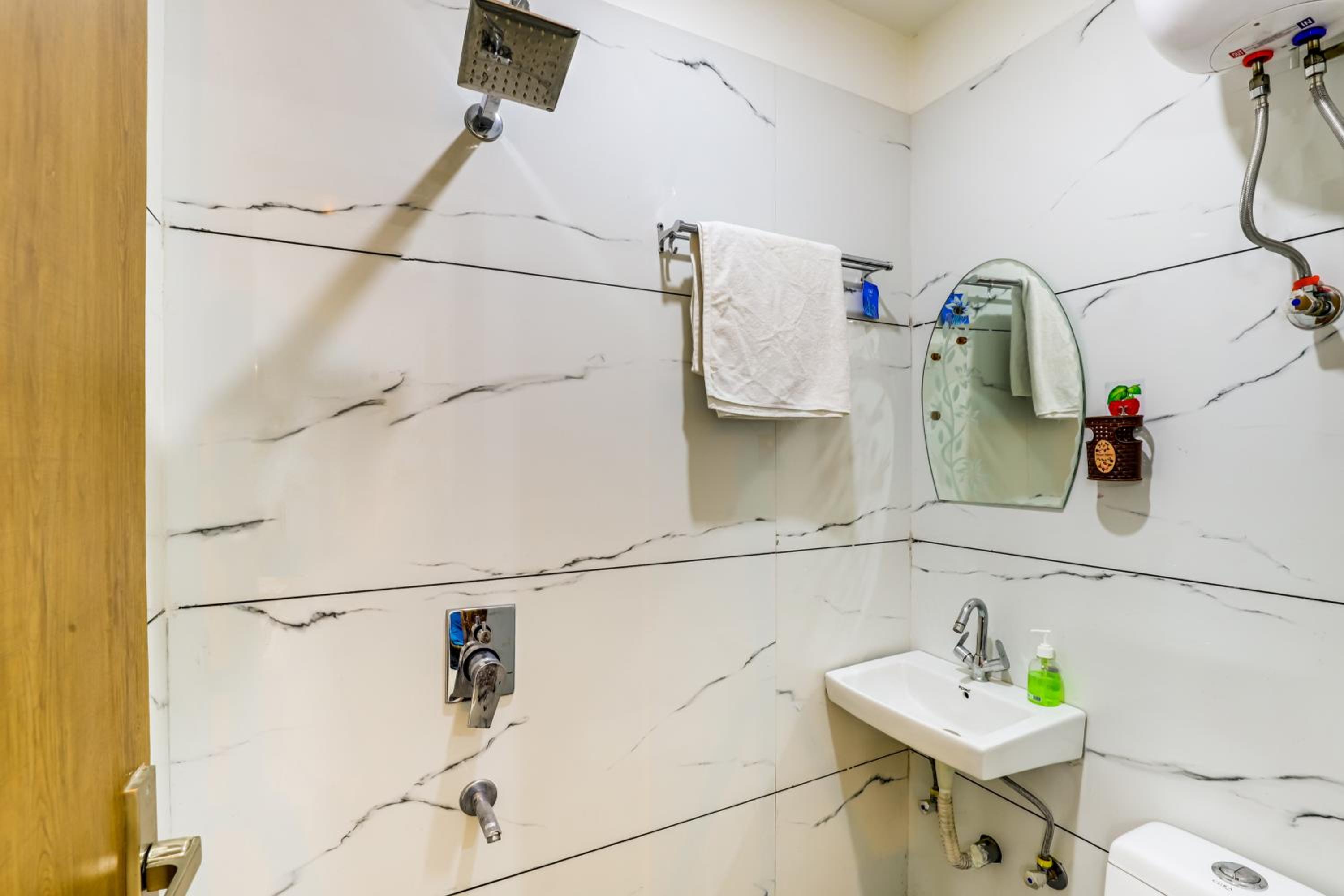 Peacefulhuts 1BHK nr. Yashobhoomi ICC and Airport view 2