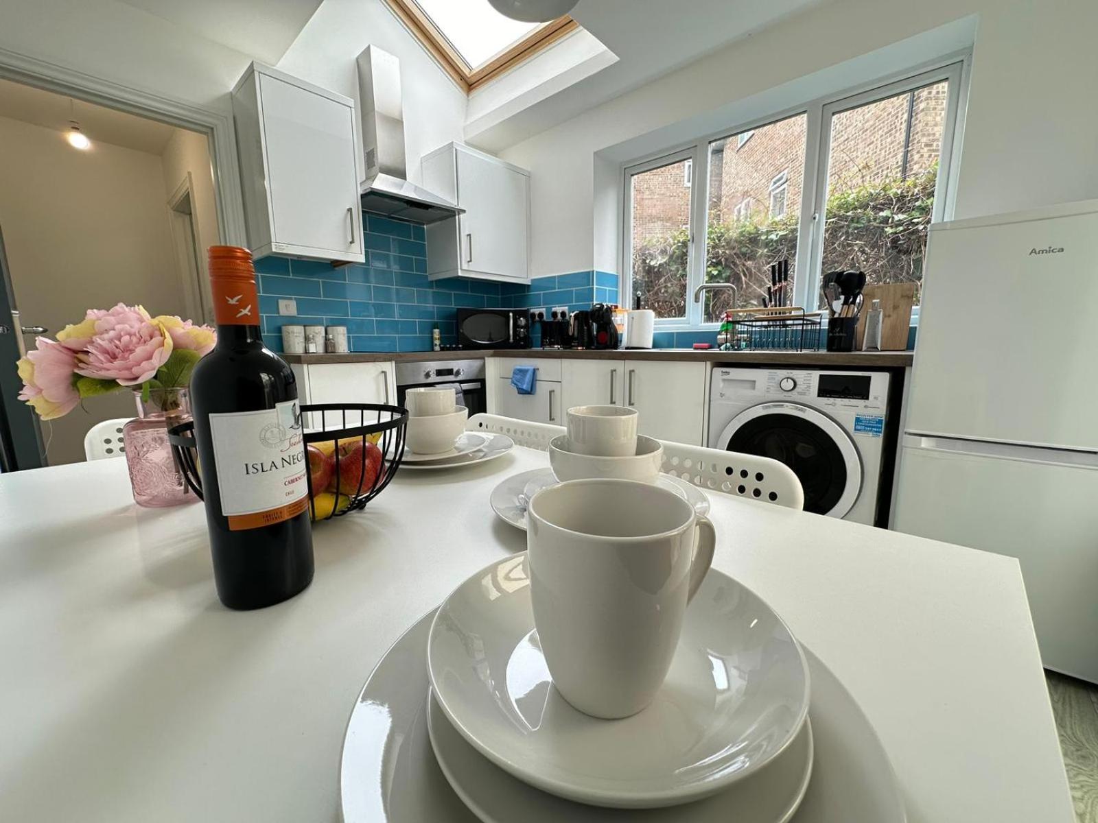 Central Bedford FREE Parking & Private Garden& Conservatory Perfect for large group of people view 4