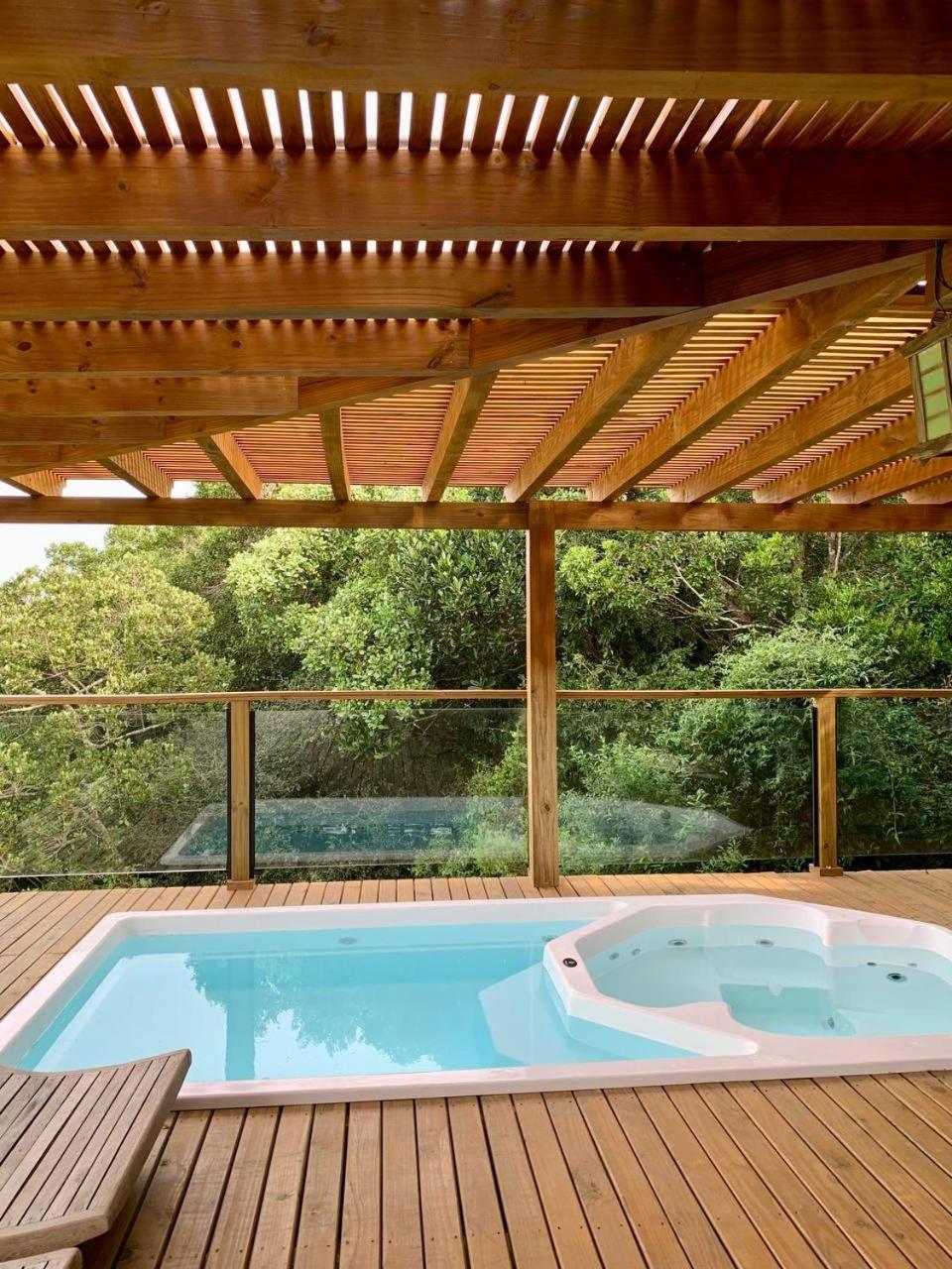 Casa com jacuzzi e piscina aquecida- Praia do Rosa-SC