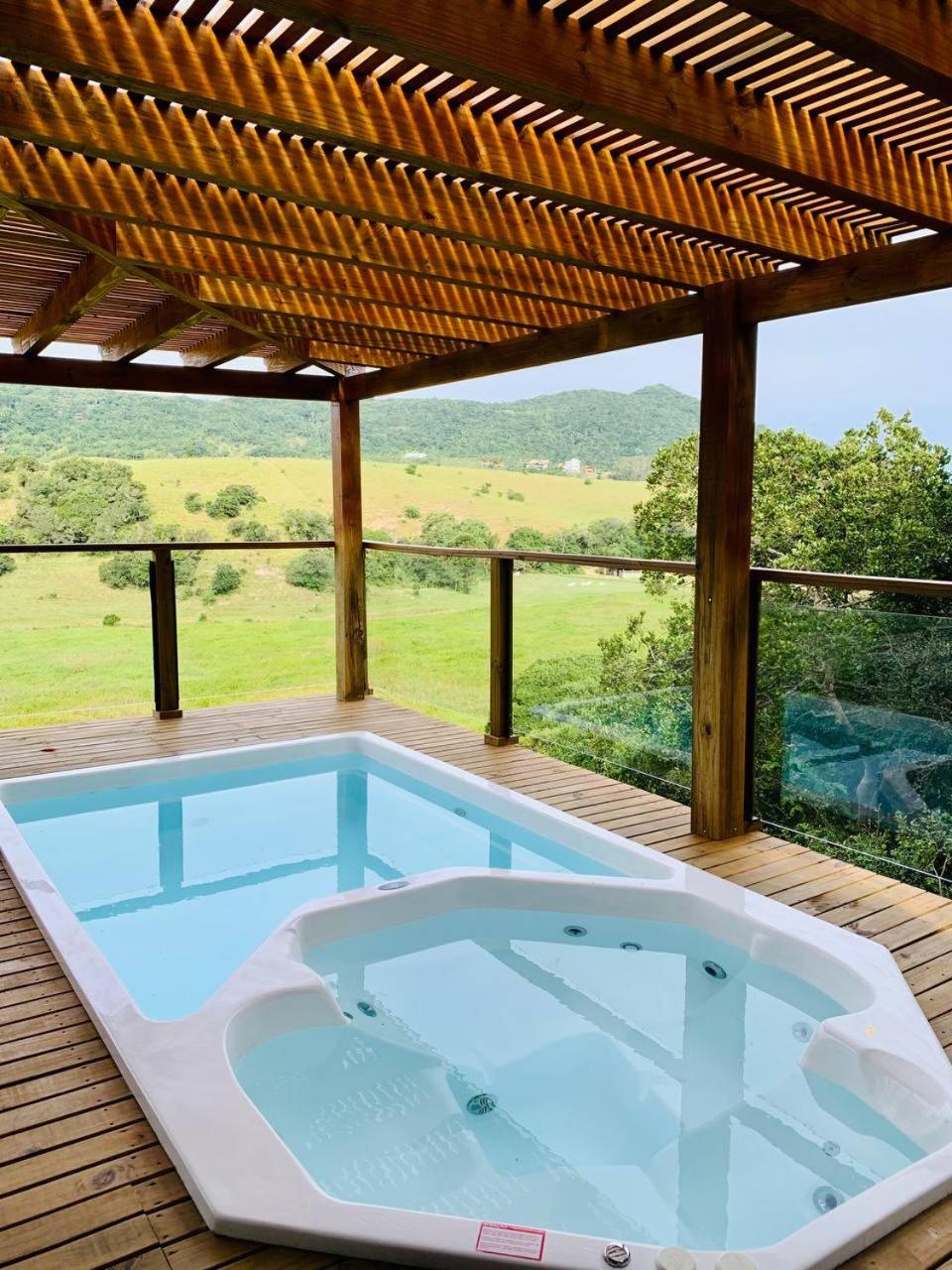 Casa com jacuzzi e piscina aquecida- Praia do Rosa-SC