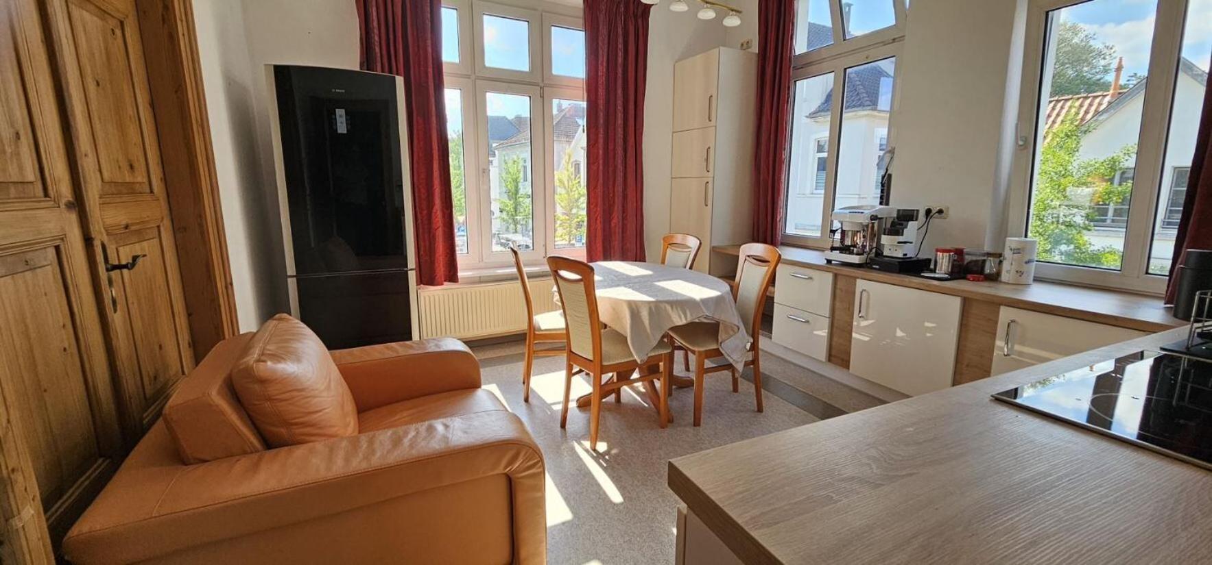 135qm 4 Zimmer Ferienwohnung in Stadtnähe, Wintergarten Parkplatz