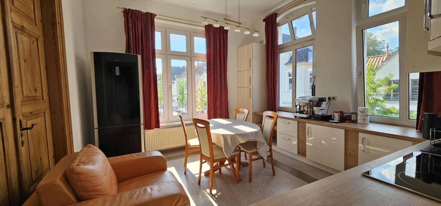 135qm 4 Zimmer Ferienwohnung in Stadtnähe, Wintergarten Parkplatz