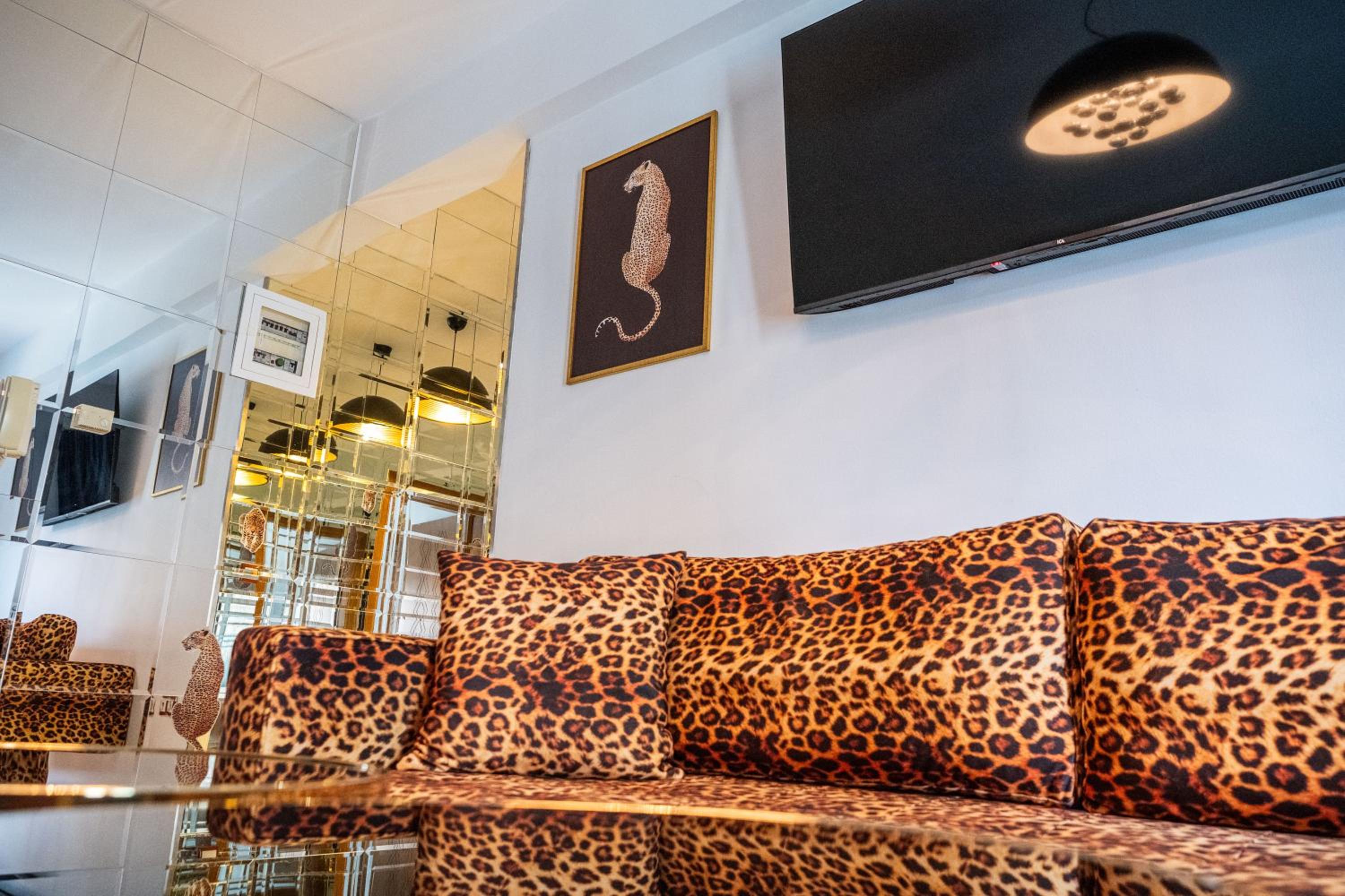 LUXURY SUITES - free parking