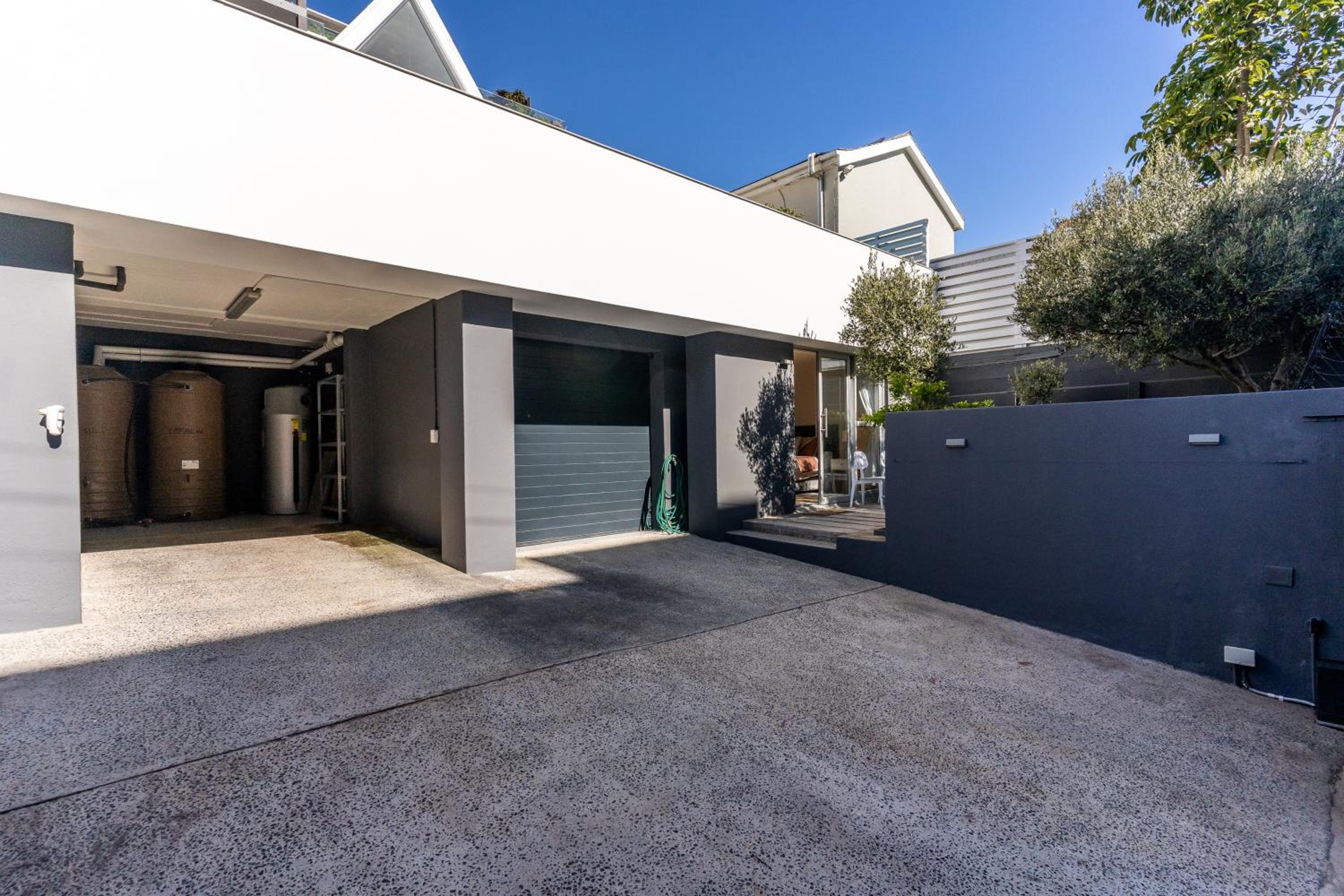 Spacious home Three minutes walk to the beach