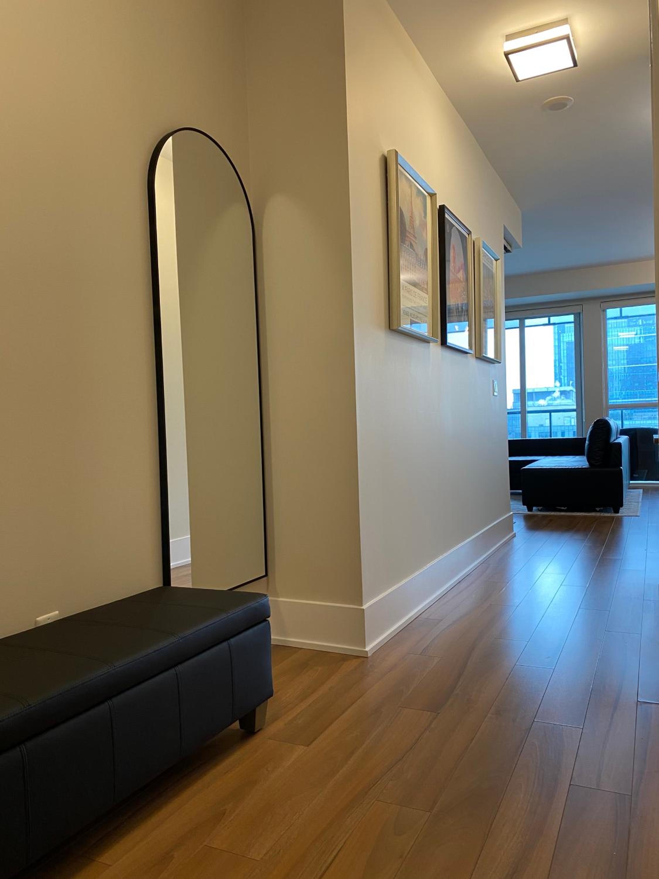 Central Toronto Suite - Free Parking, City Views and across CN Tower, MTCC