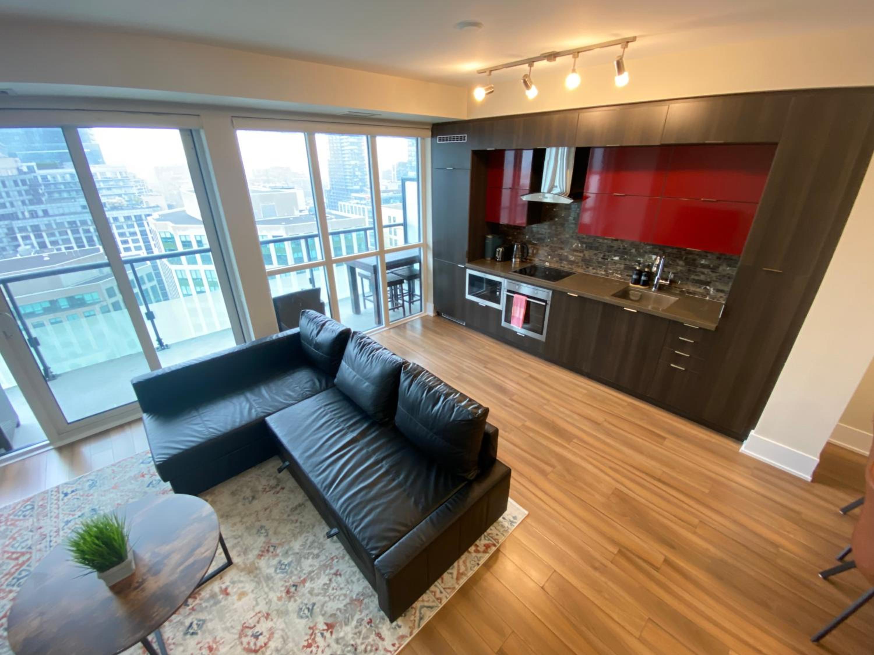 Central Toronto Suite - Free Parking, City Views and across CN Tower, MTCC