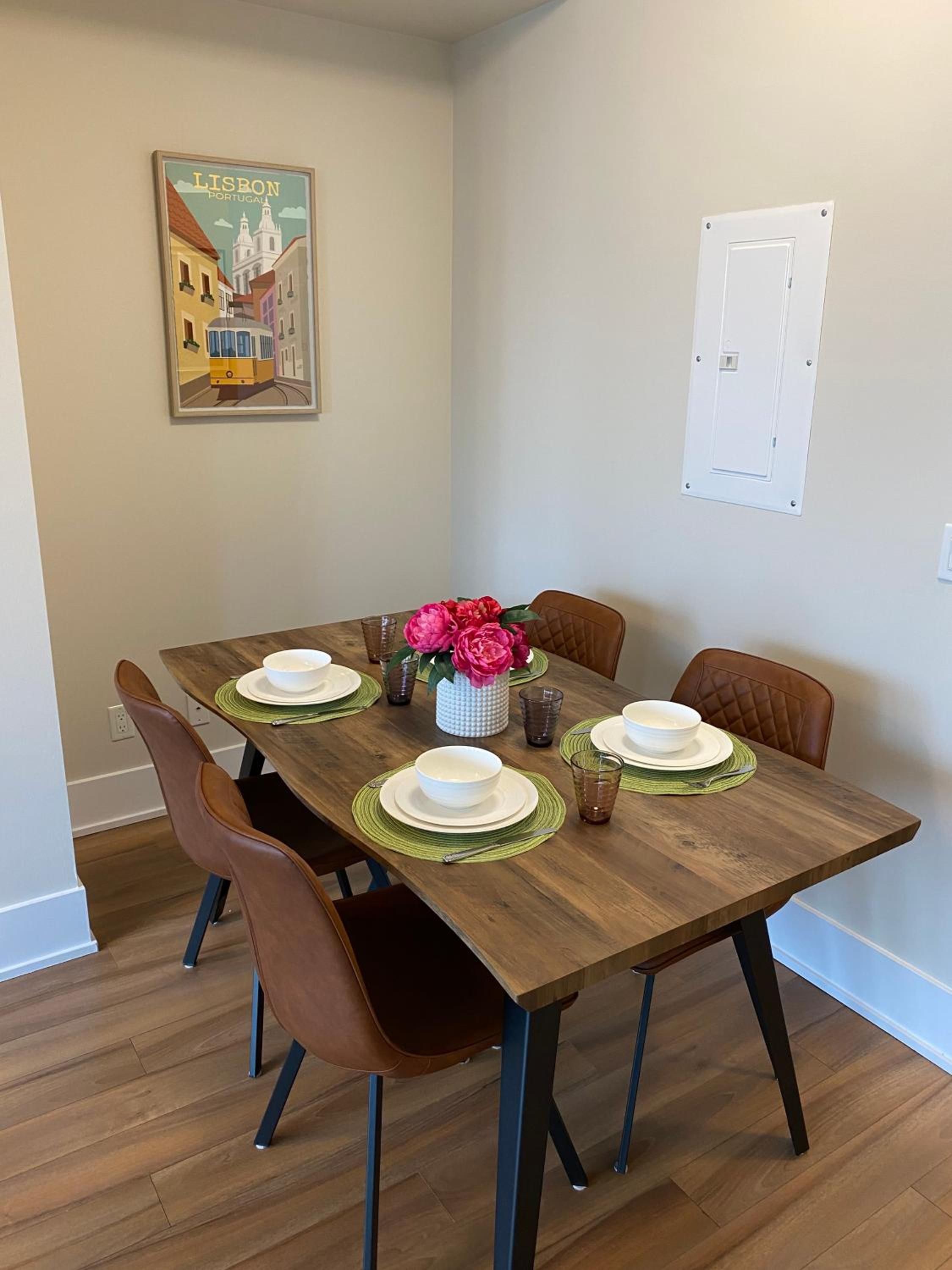 Central Toronto Suite - Free Parking, City Views and across CN Tower, MTCC