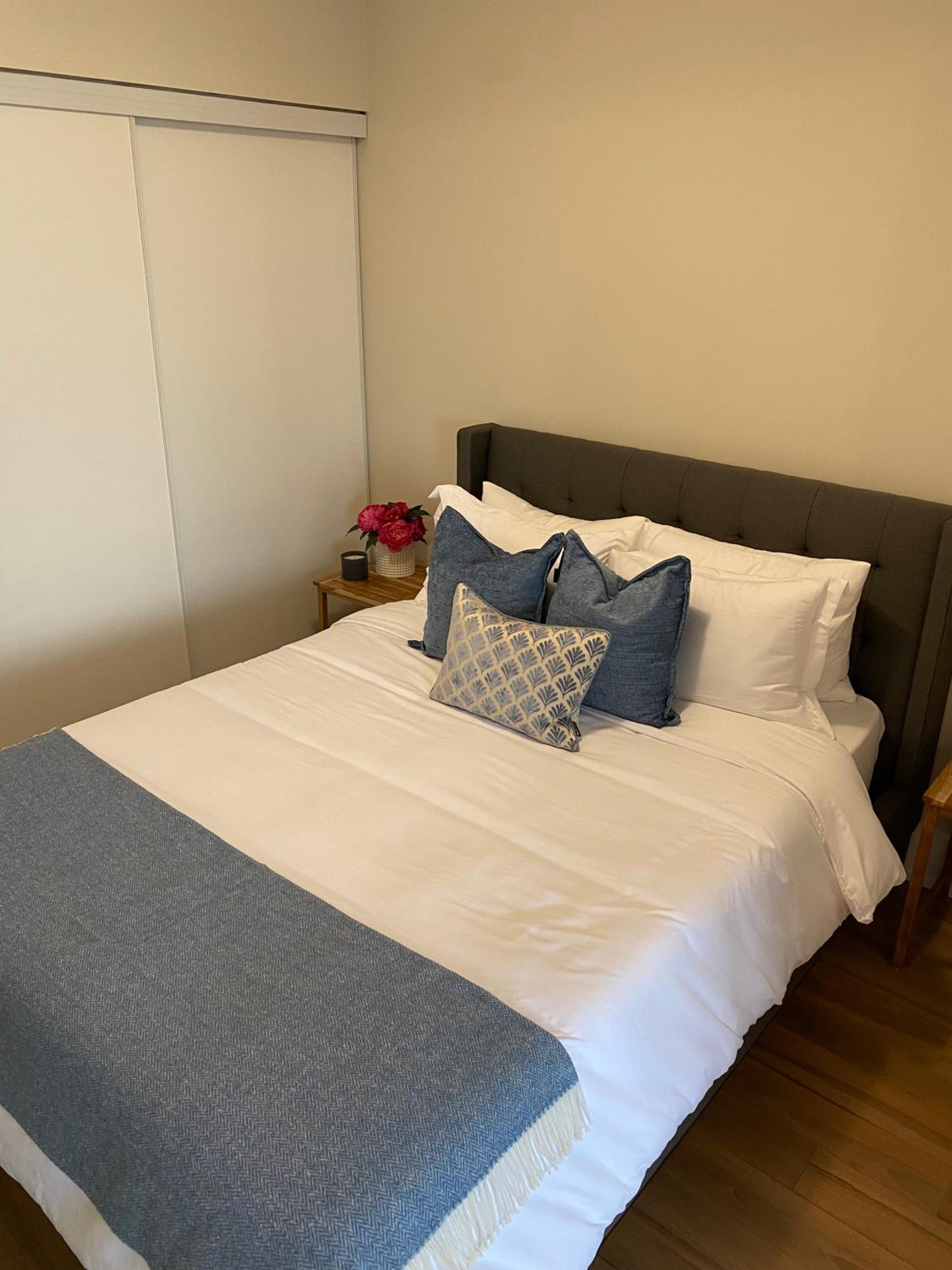 Central Toronto Suite - Free Parking, City Views and across CN Tower, MTCC