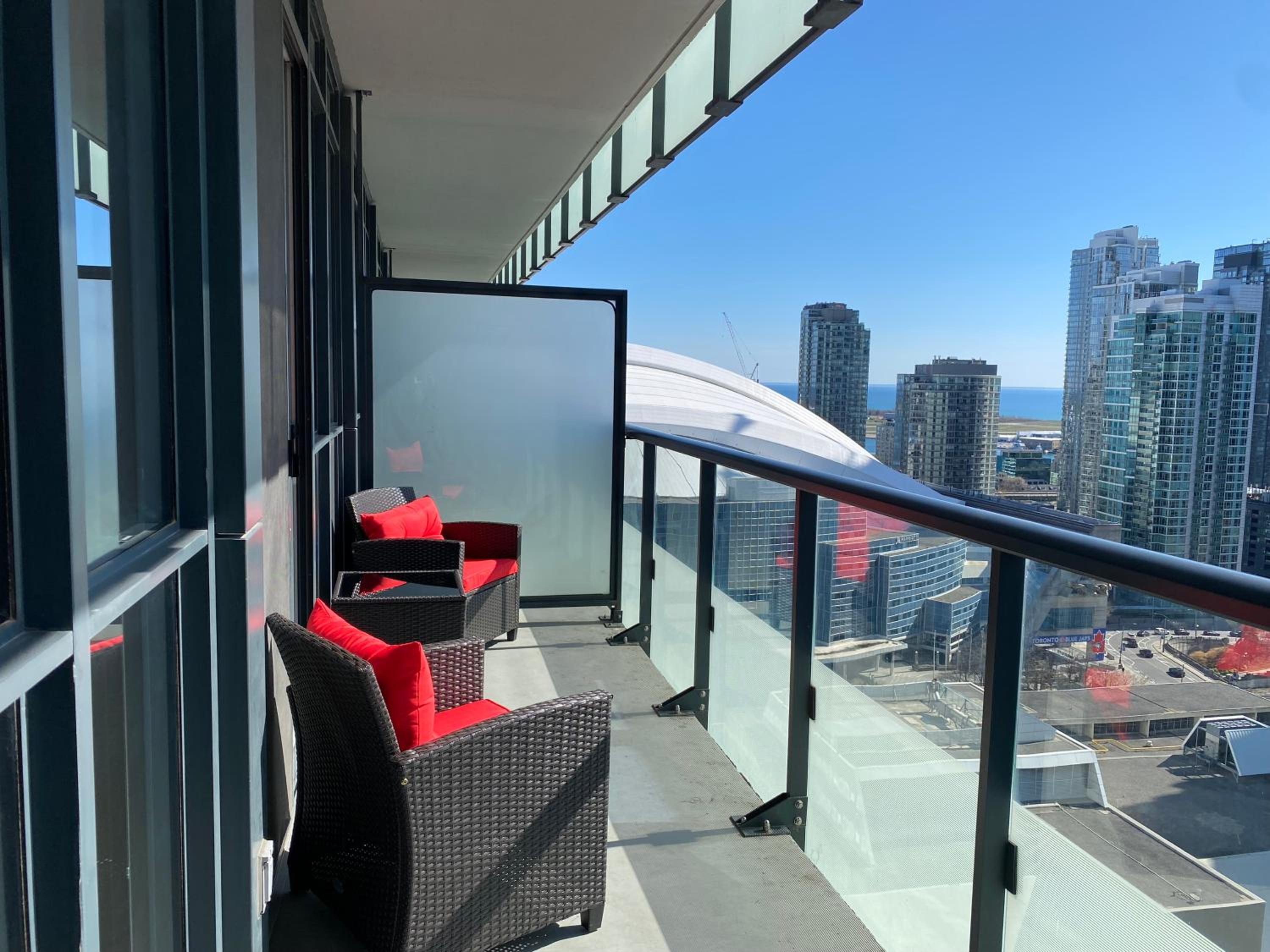 Central Toronto Suite - Free Parking, City Views and across CN Tower, MTCC