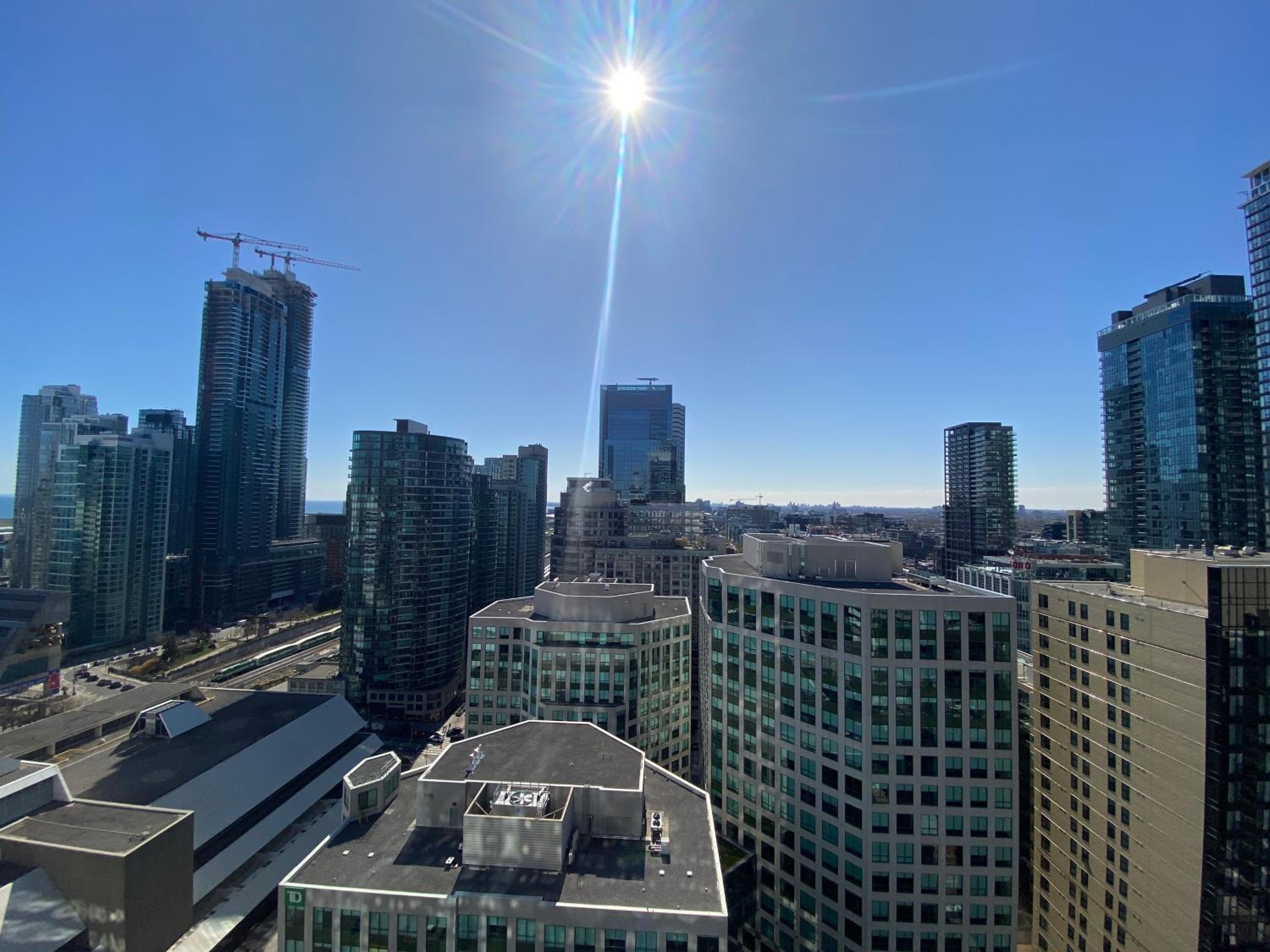 Central Toronto Suite - Free Parking, City Views and across CN Tower, MTCC