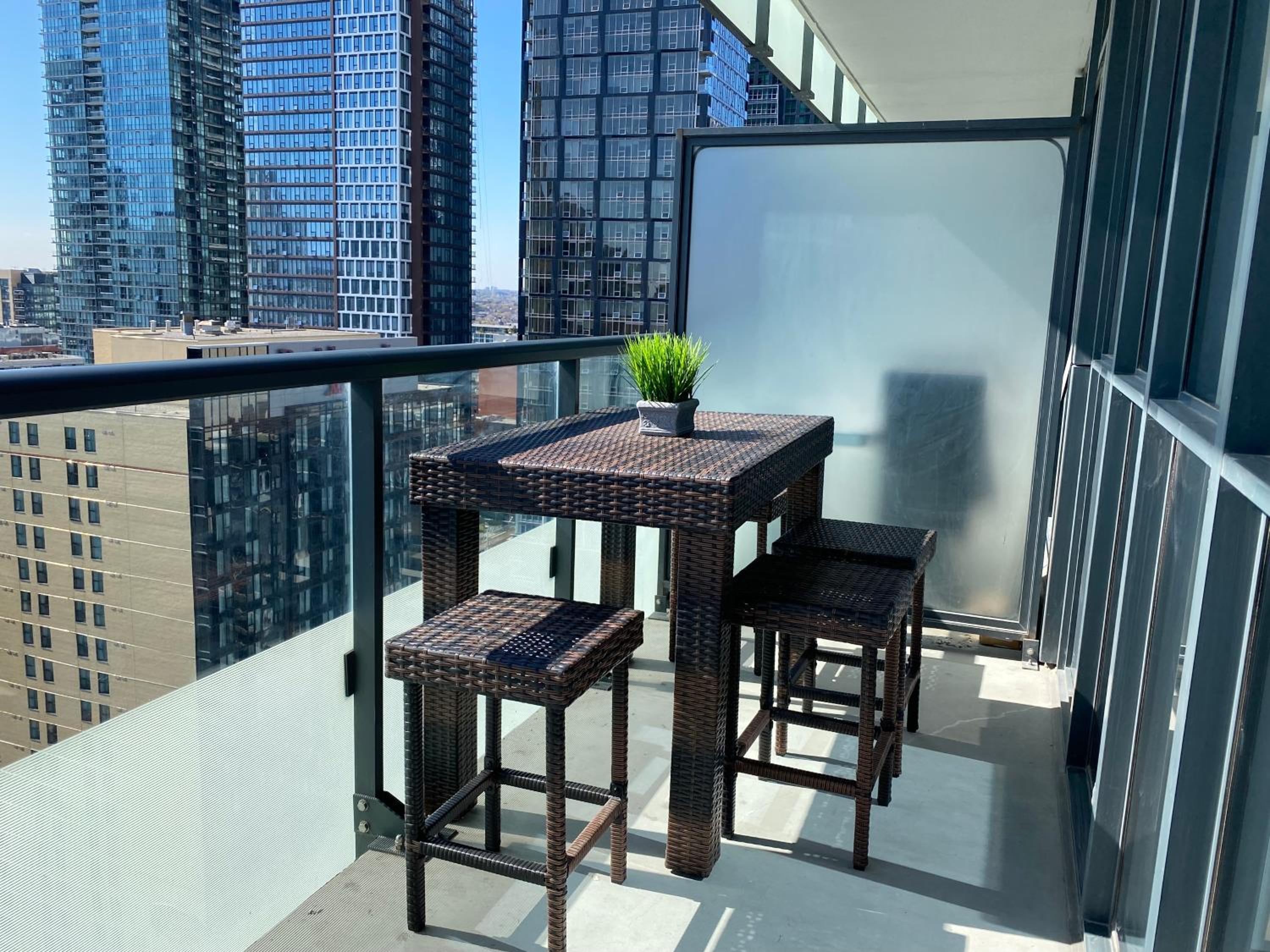 Central Toronto Suite - Free Parking, City Views and across CN Tower, MTCC