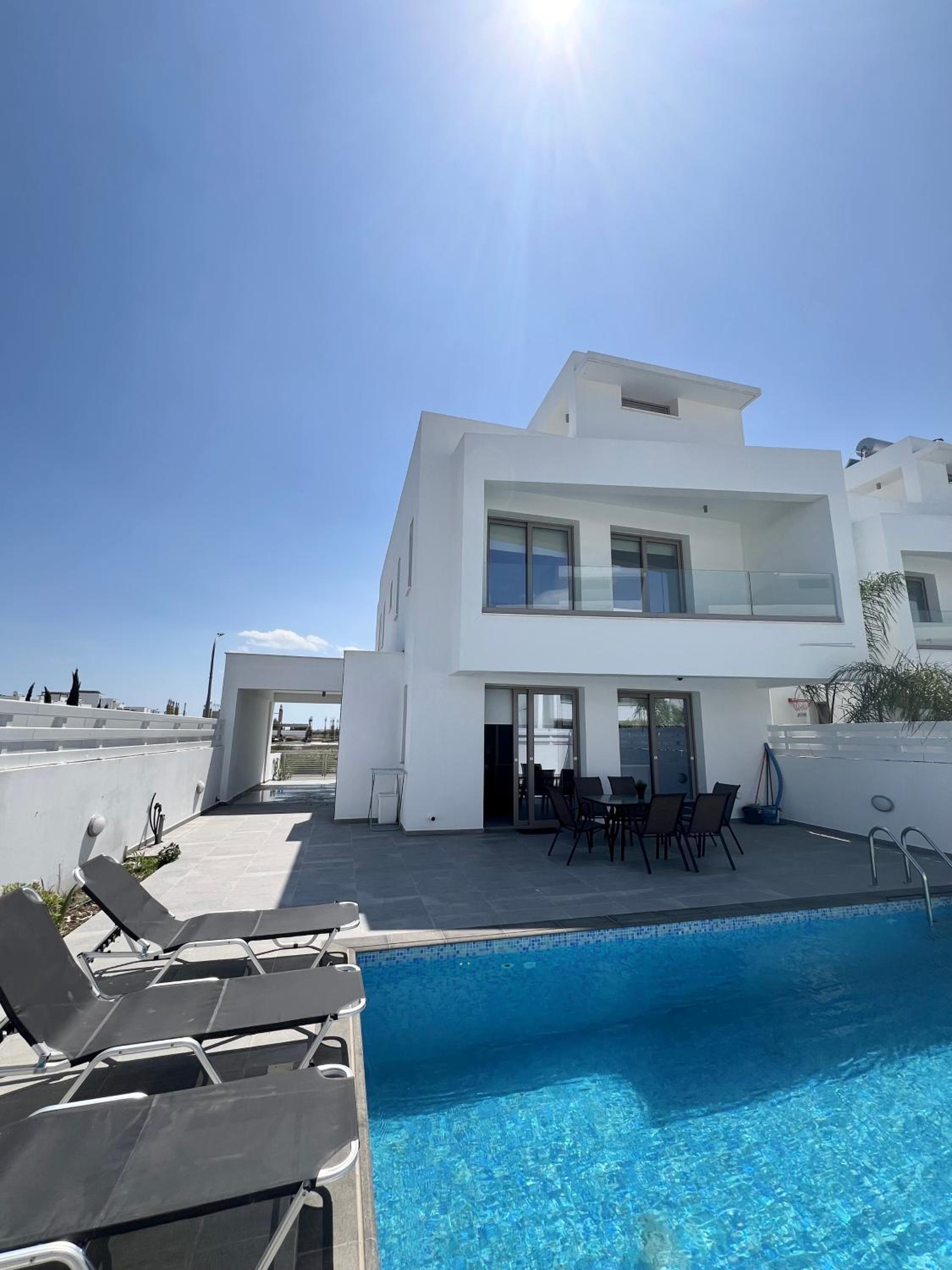 Hubstay - Seaview Villa Oriana in Larnaca