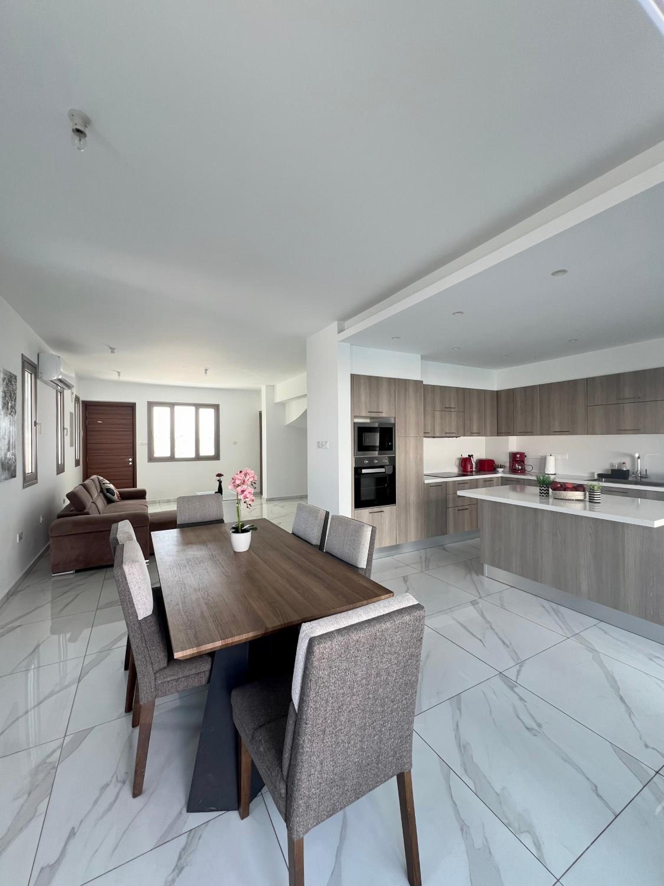 Hubstay - Seaview Villa Oriana in Larnaca