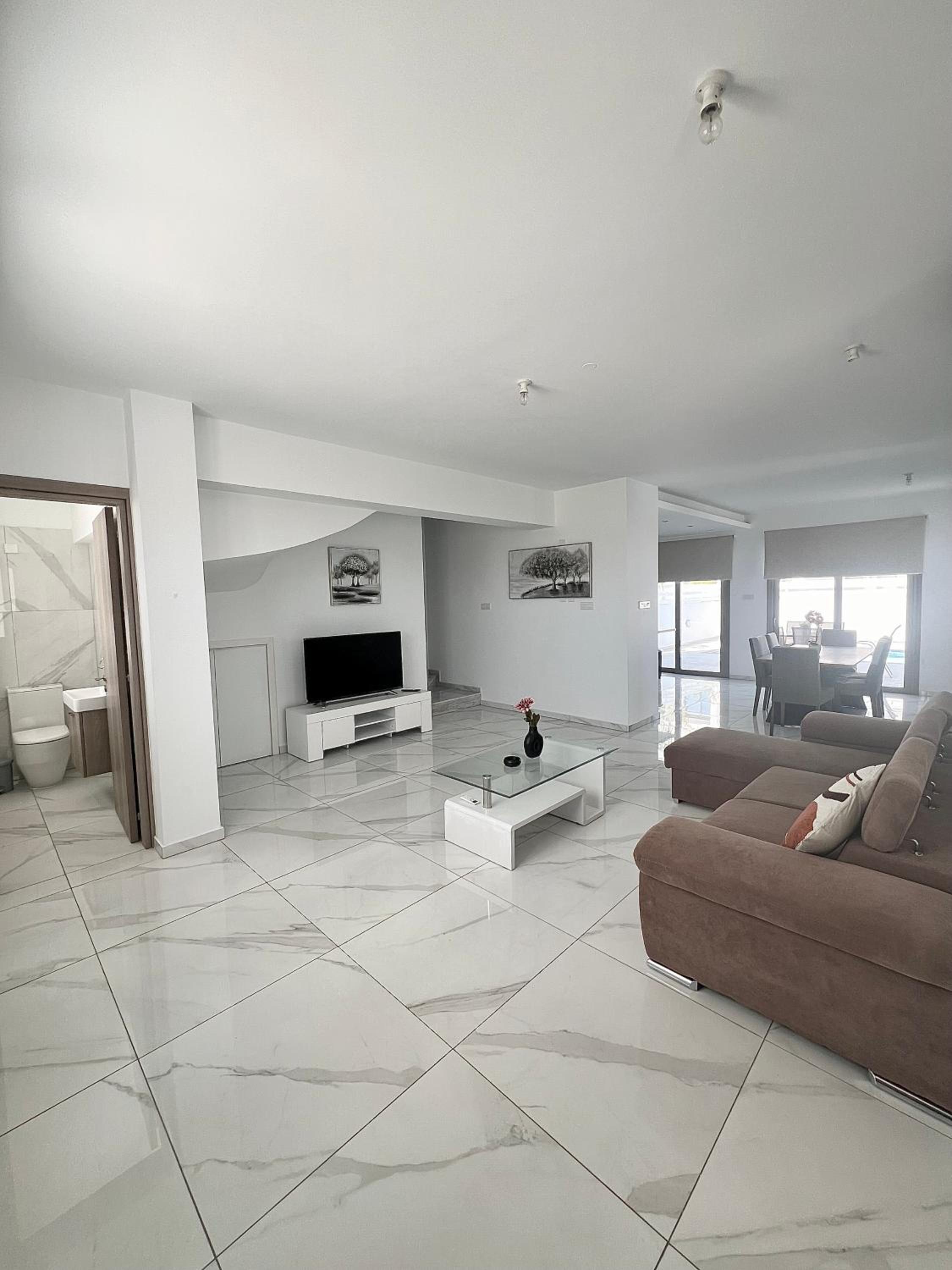 Hubstay - Seaview Villa Oriana in Larnaca