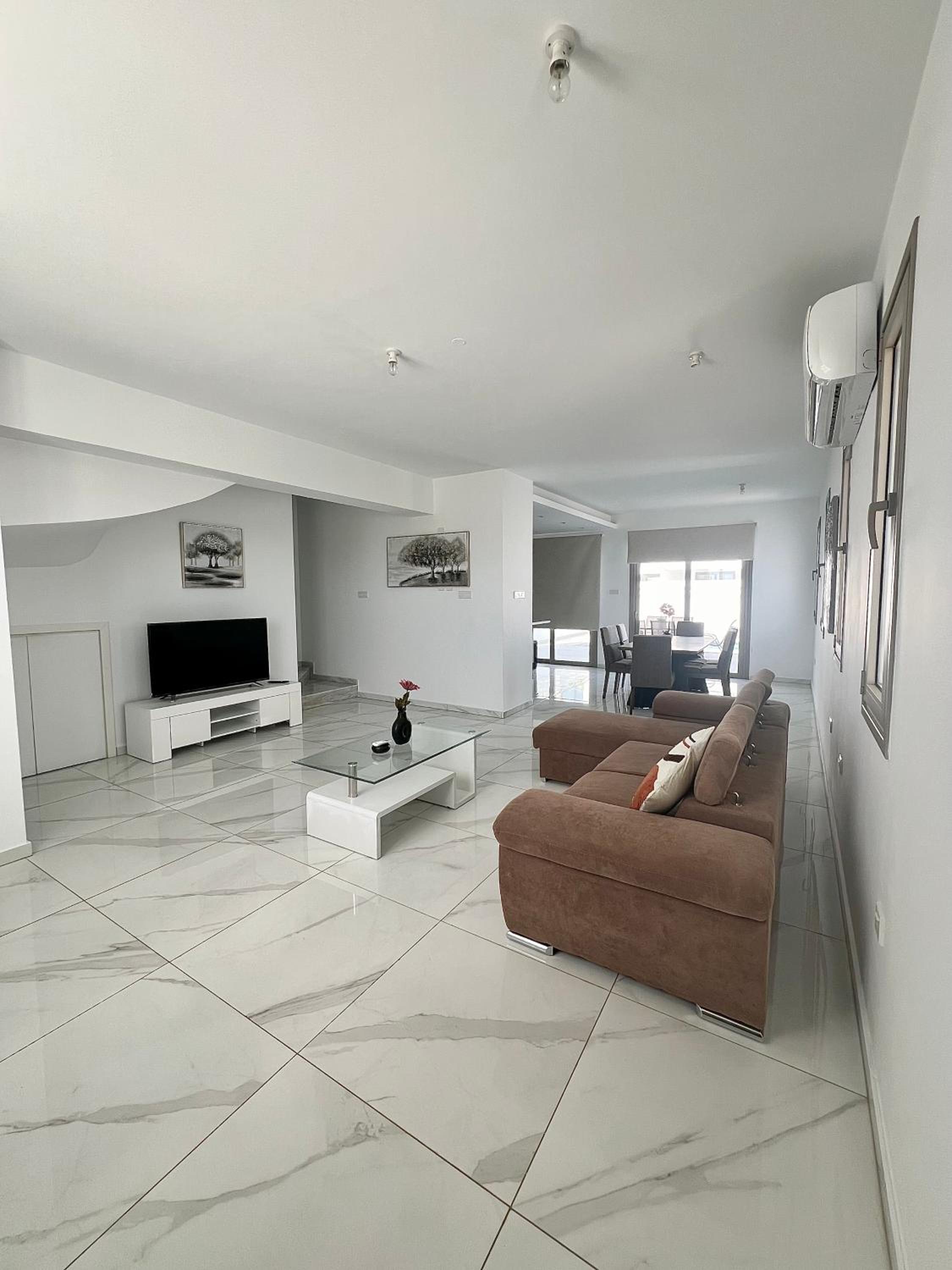 Hubstay - Seaview Villa Oriana in Larnaca