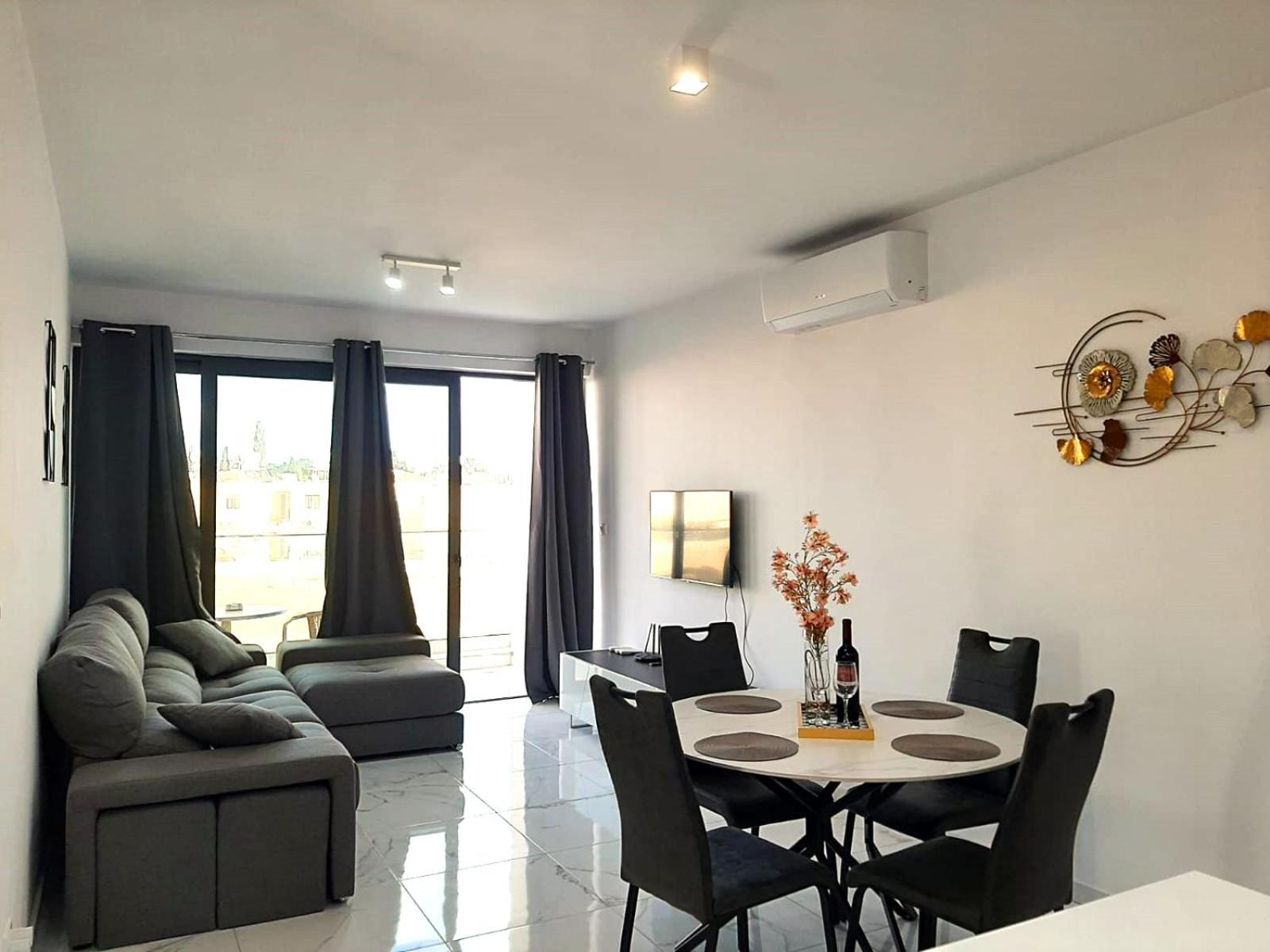 H&O New 4 Seasons Apartment Universal