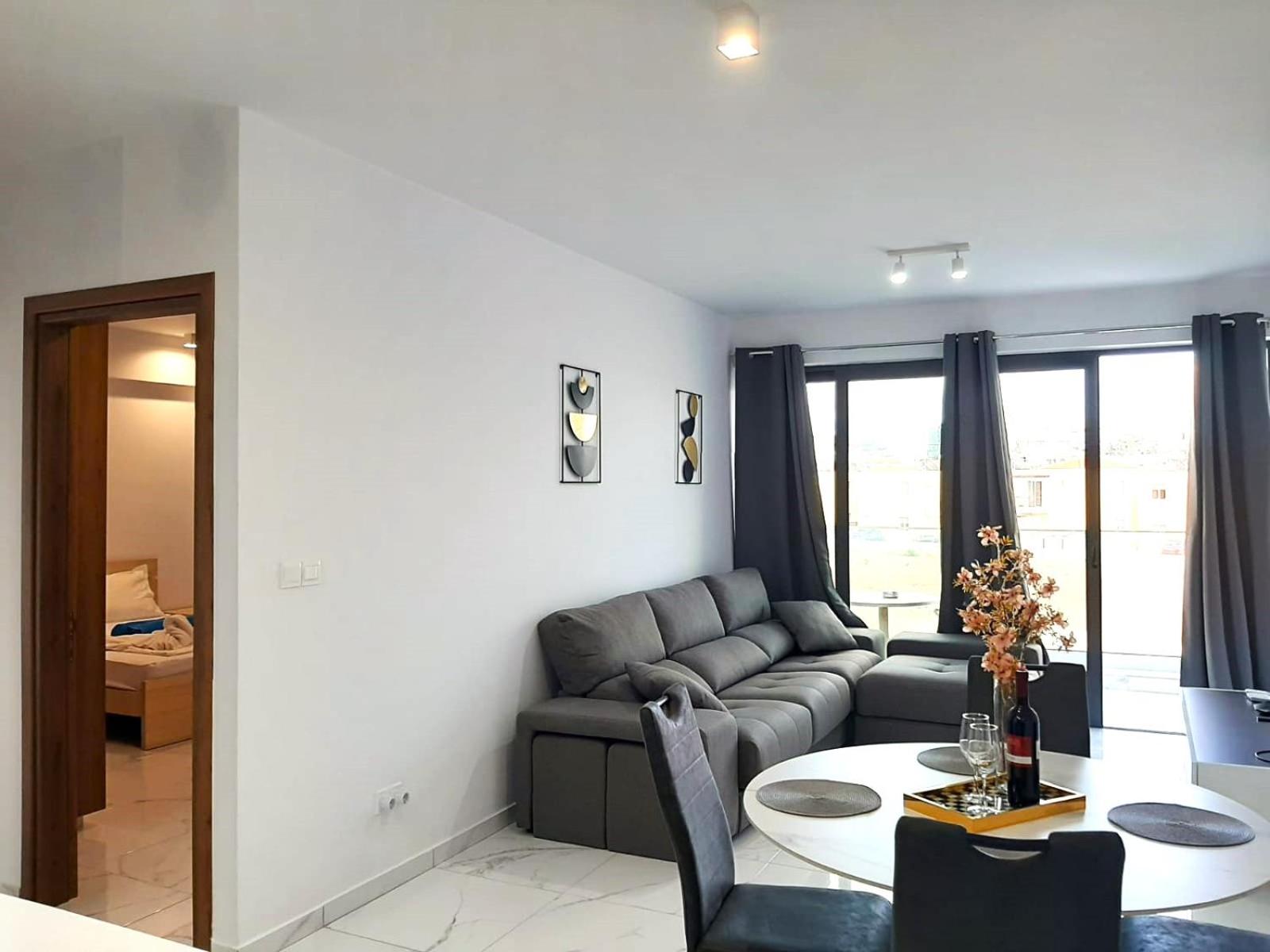 H&O New 4 Seasons Apartment Universal