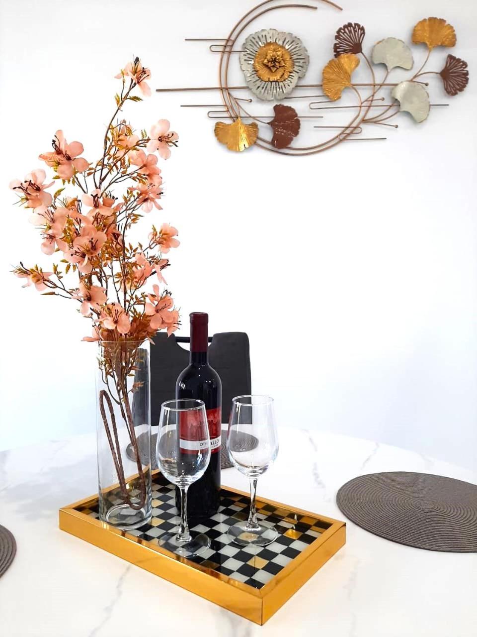 H&O New 4 Seasons Apartment Universal