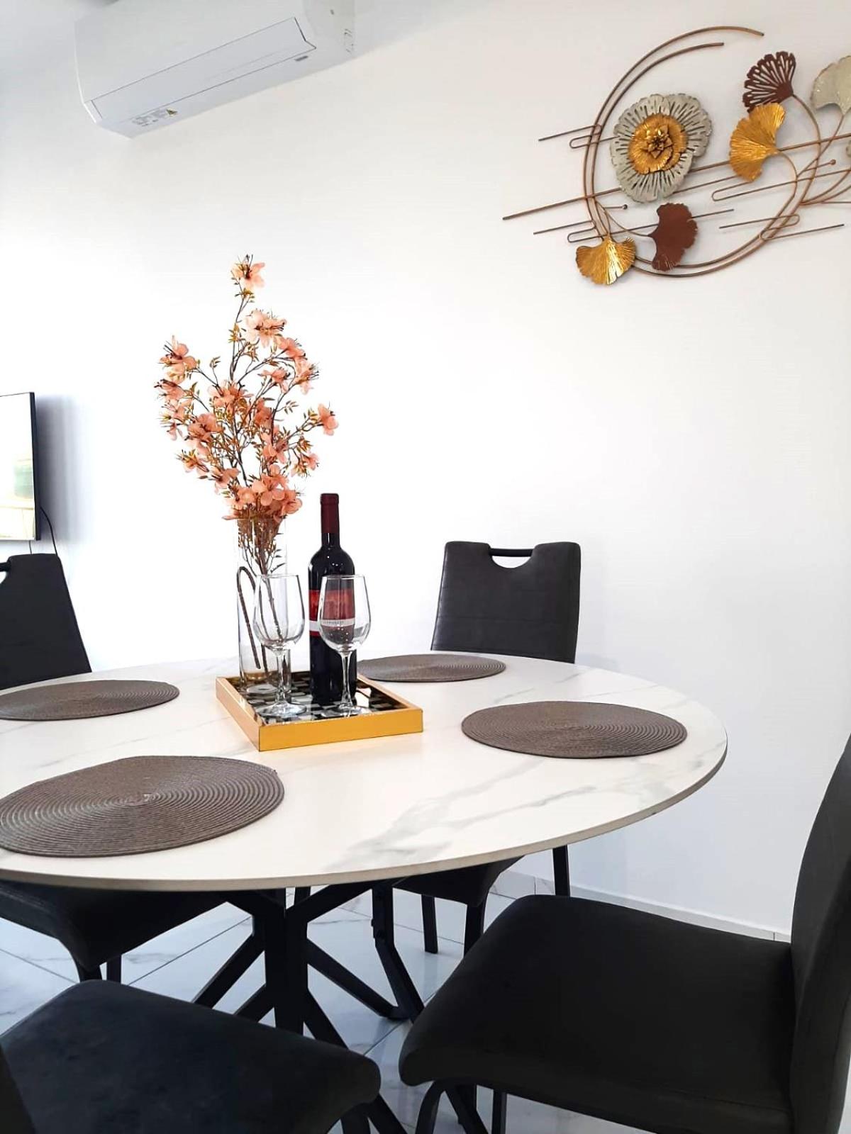 H&O New 4 Seasons Apartment Universal