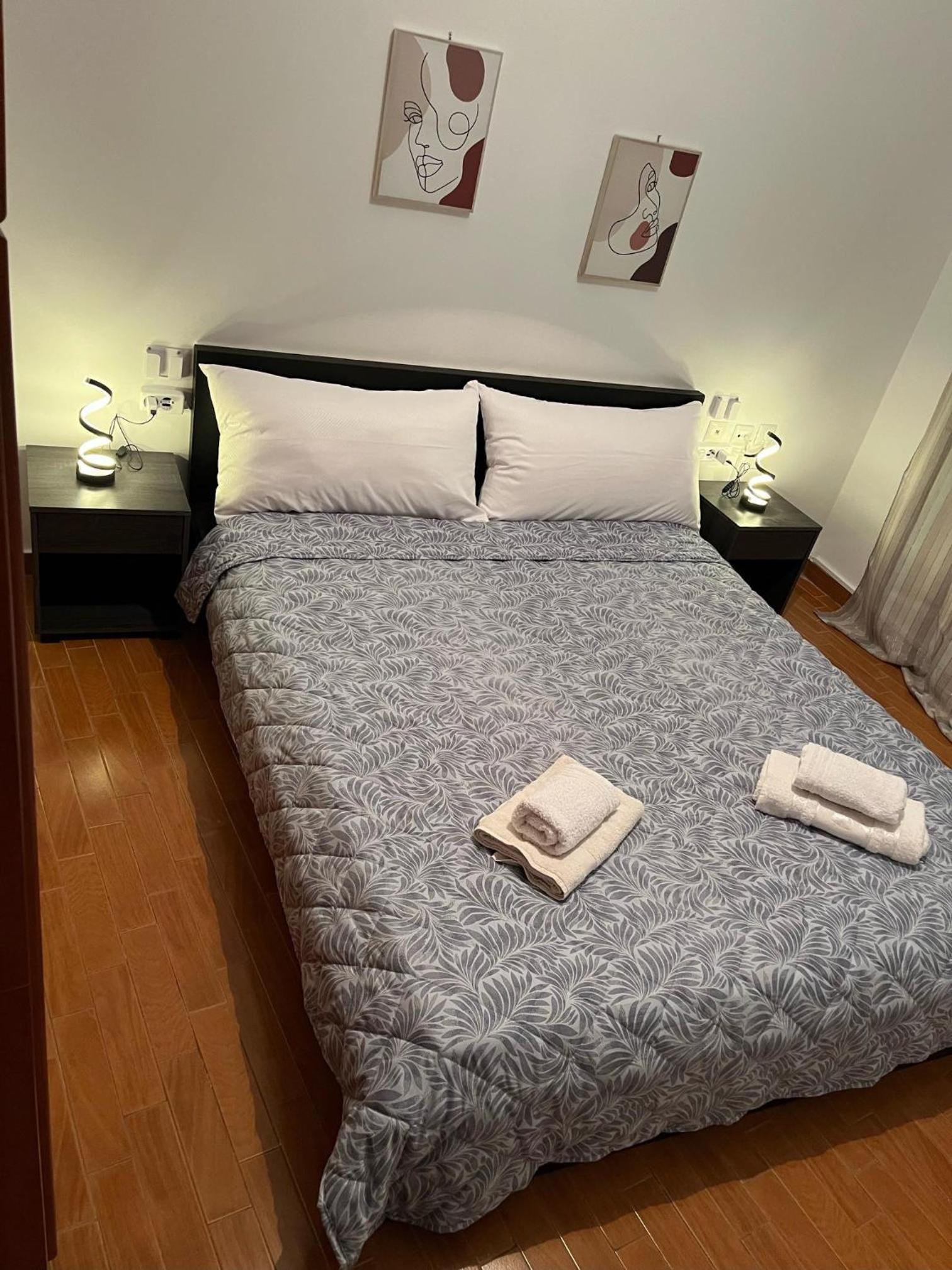 Olive Gem 2-Bed Apt Sleeps 4 with Fireplace view 5