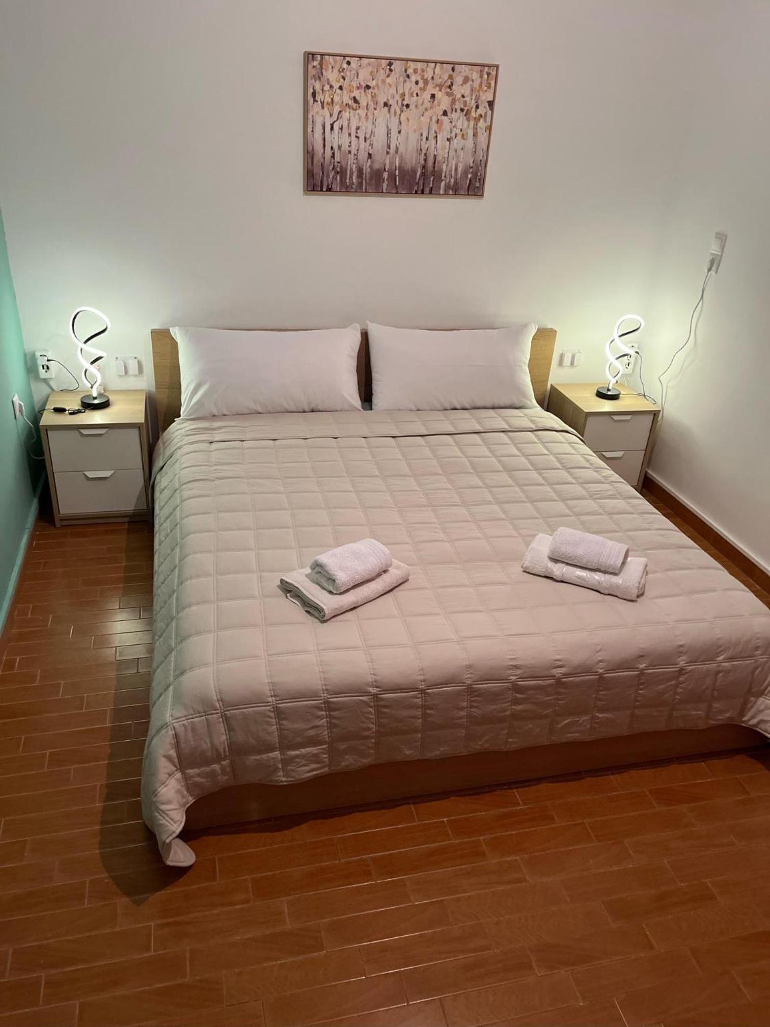 Olive Gem 2-Bed Apt Sleeps 4 with Fireplace view 3