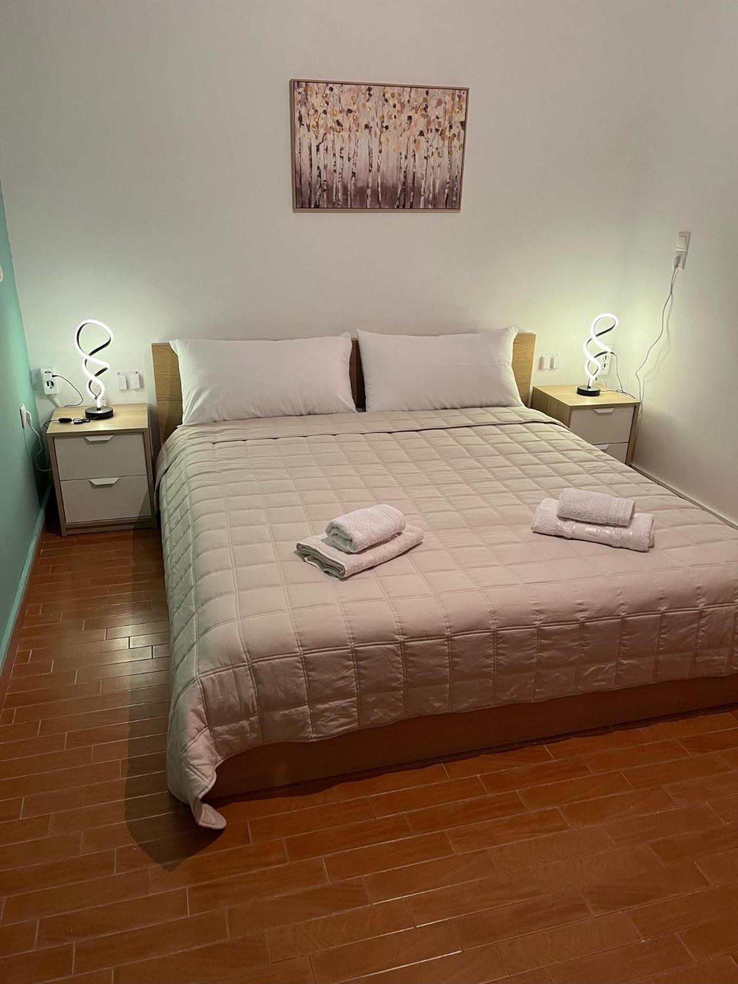 Olive Gem 2-Bed Apt Sleeps 4 with Fireplace view 4