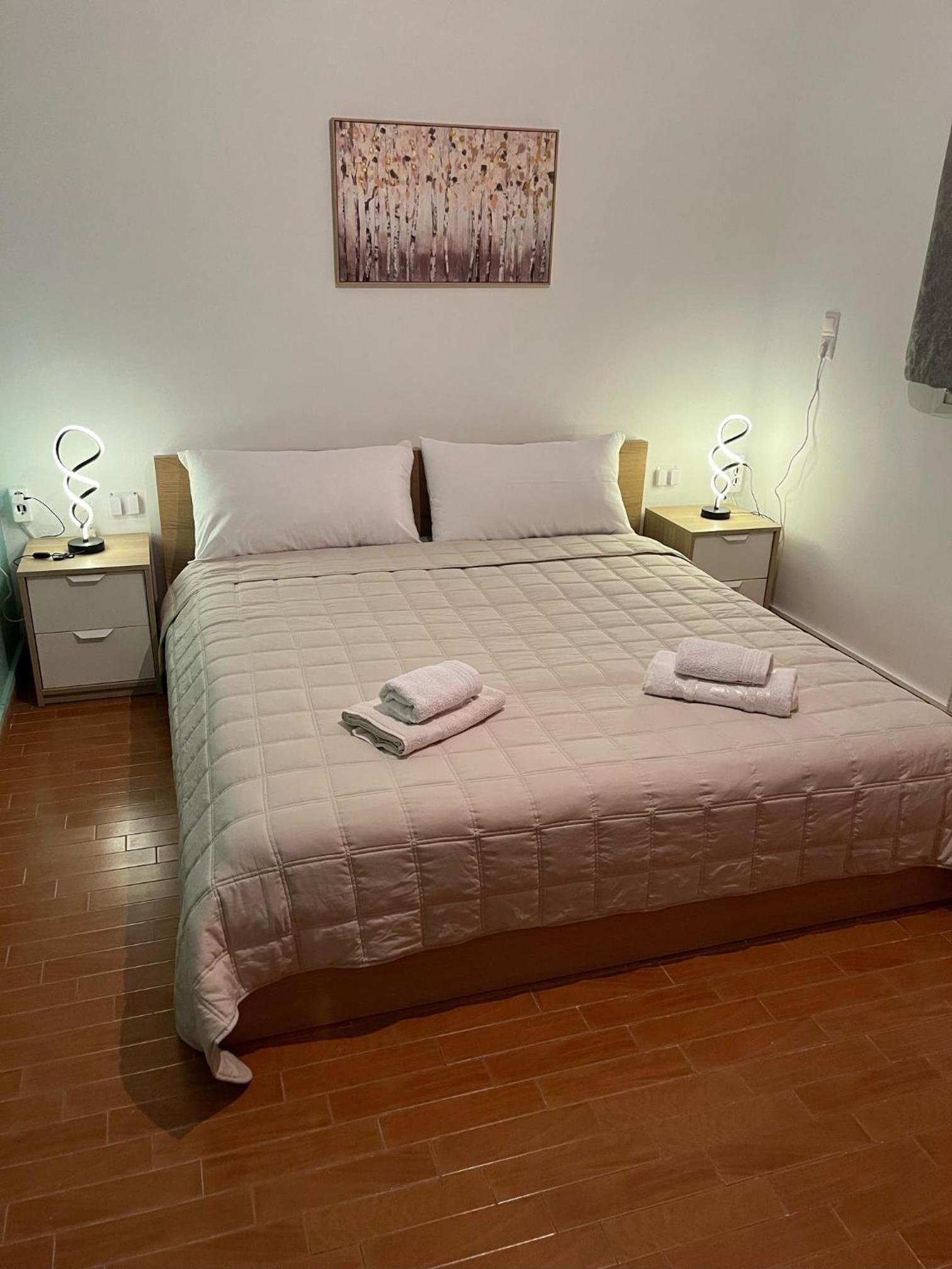Olive Gem 2-Bed Apt Sleeps 4 with Fireplace view 2