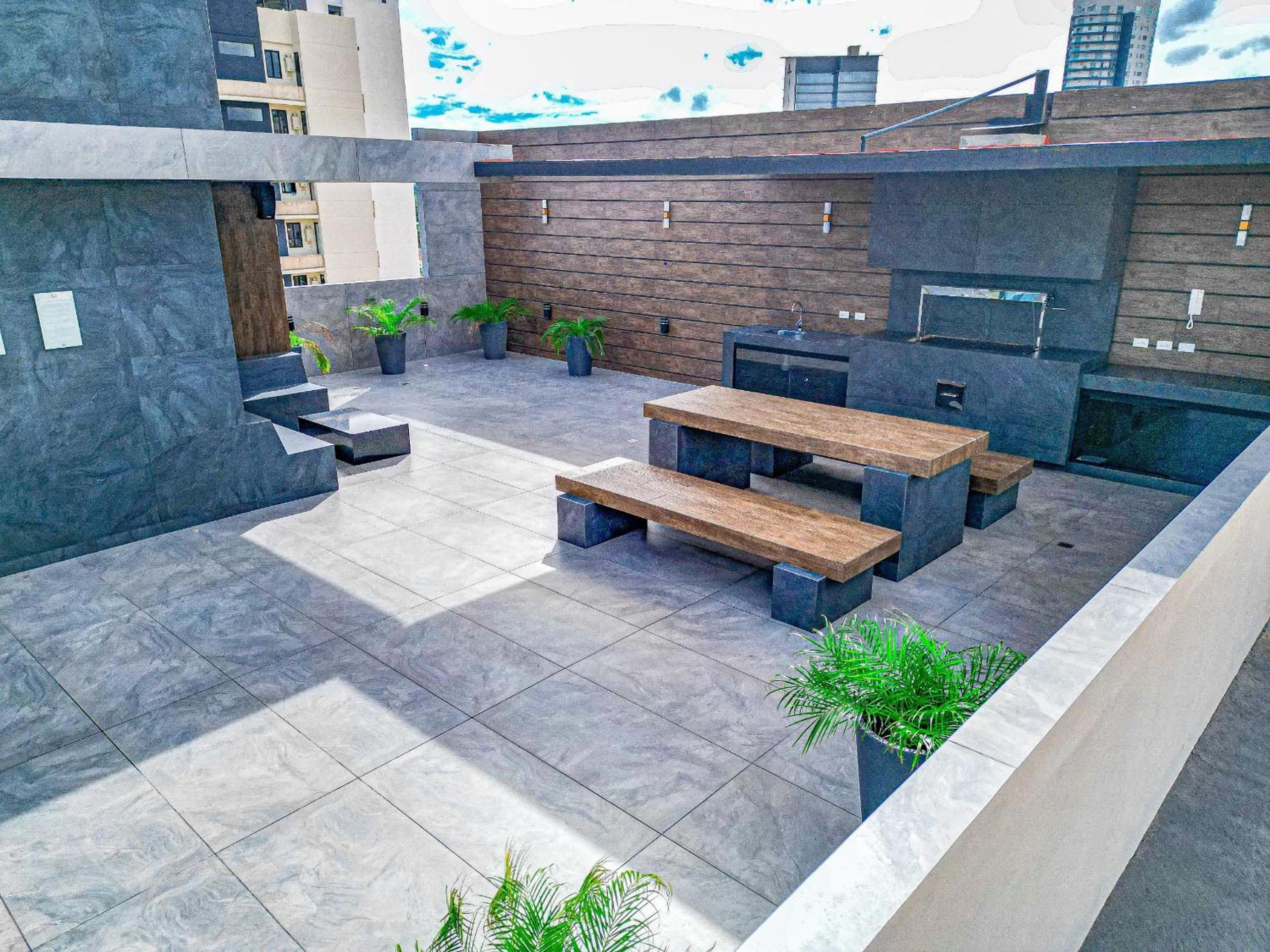 Lujoso departamento con balcón y vista hermosa