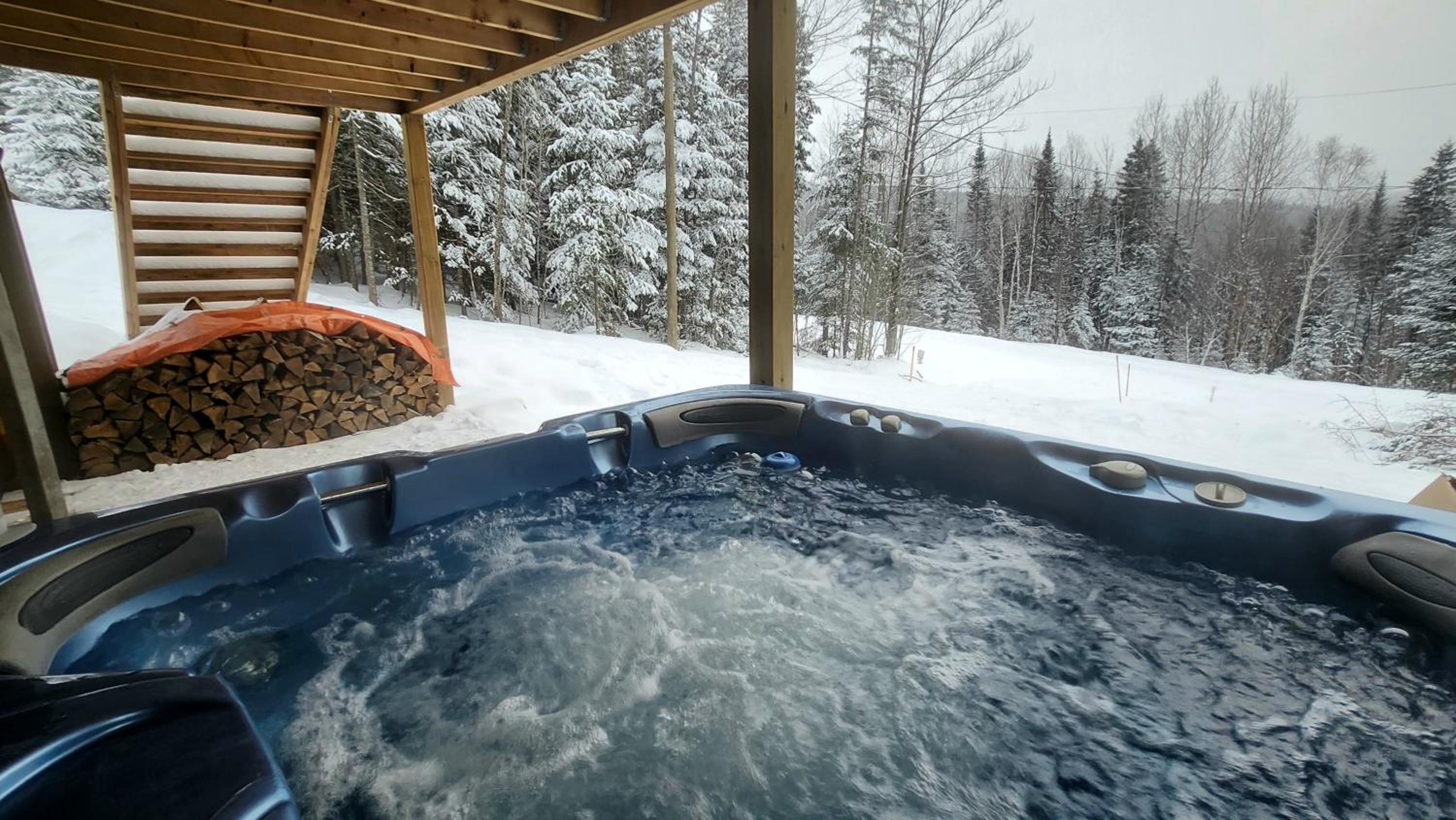 Delarose Cottage, Ski, Spa, pool table & starry night