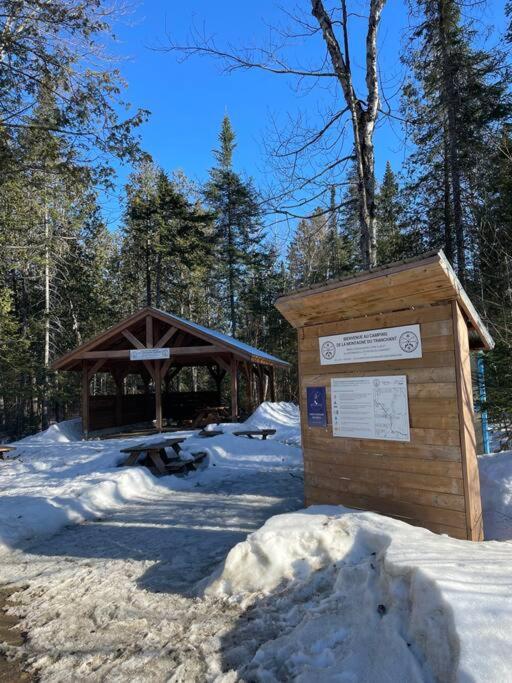 Delarose Cottage, Ski, Spa, pool table & starry night