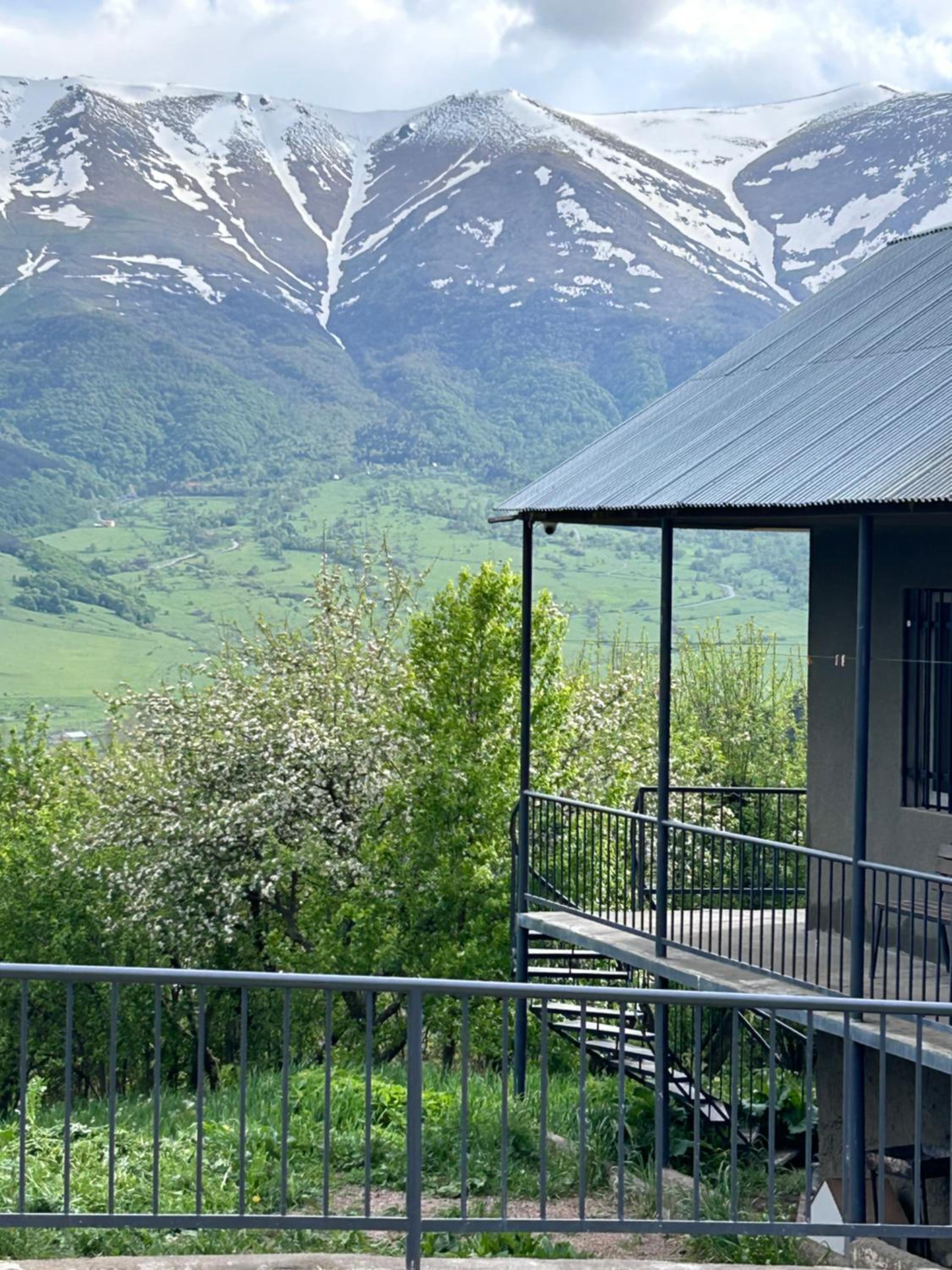 Dez Guest House with Mountain View