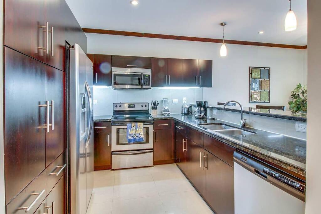 Luxury Oceanfront Stay, Two Master Suites, Walk to Town