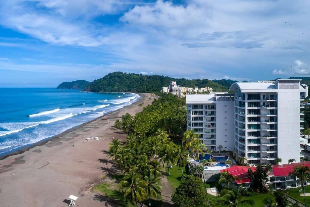 Luxury Oceanfront Stay, Two Master Suites, Walk to Town