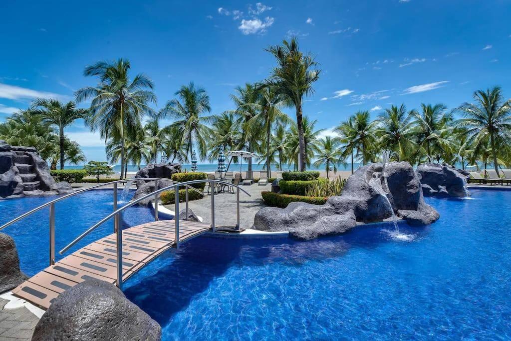 Luxury Oceanfront Stay, Two Master Suites, Walk to Town