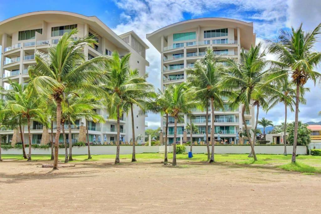 Luxury Oceanfront Stay, Two Master Suites, Walk to Town