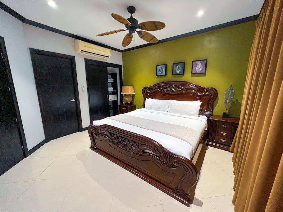 Luxury Oceanfront Stay, Two Master Suites, Walk to Town