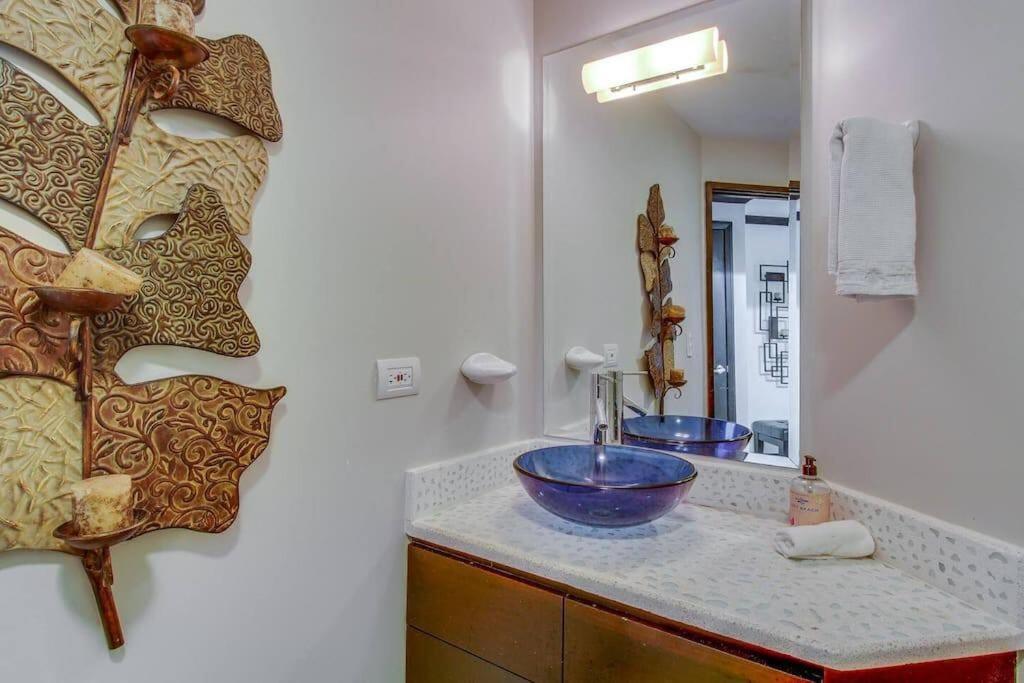 Luxury Oceanfront Stay, Two Master Suites, Walk to Town