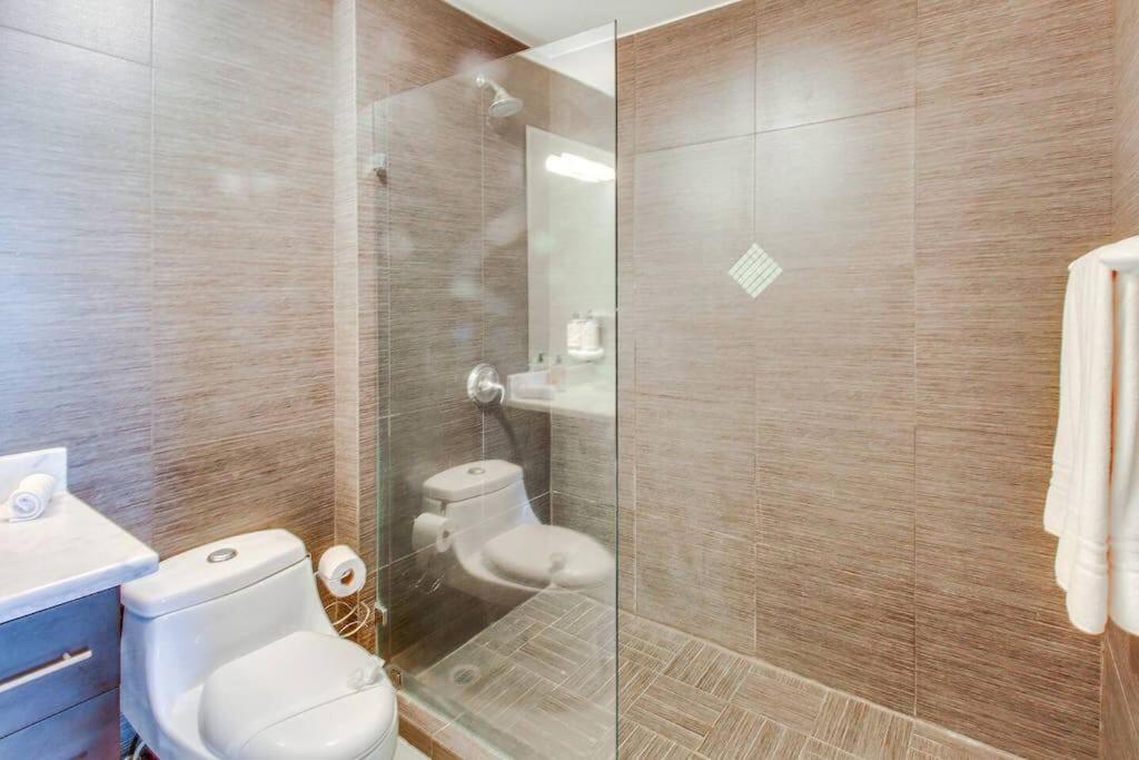 Luxury Oceanfront Stay, Two Master Suites, Walk to Town