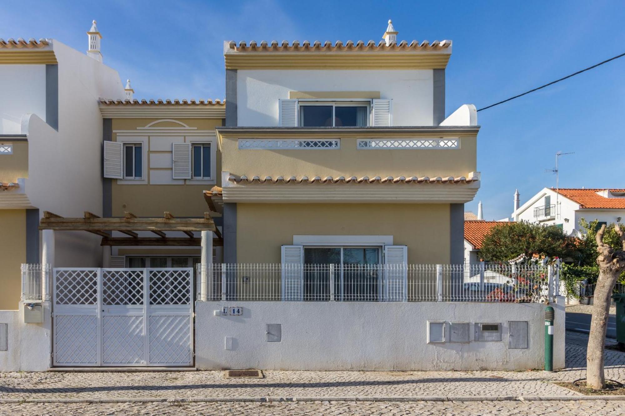 Villa Amarela by AlgarveManta