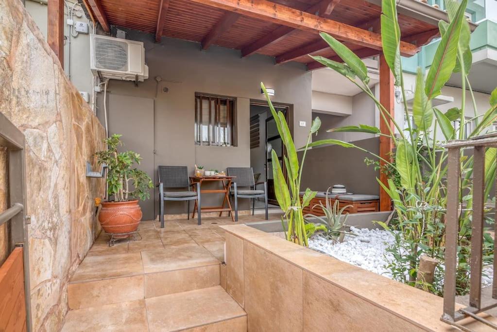 Modern Studio 2 with a Yard view 2