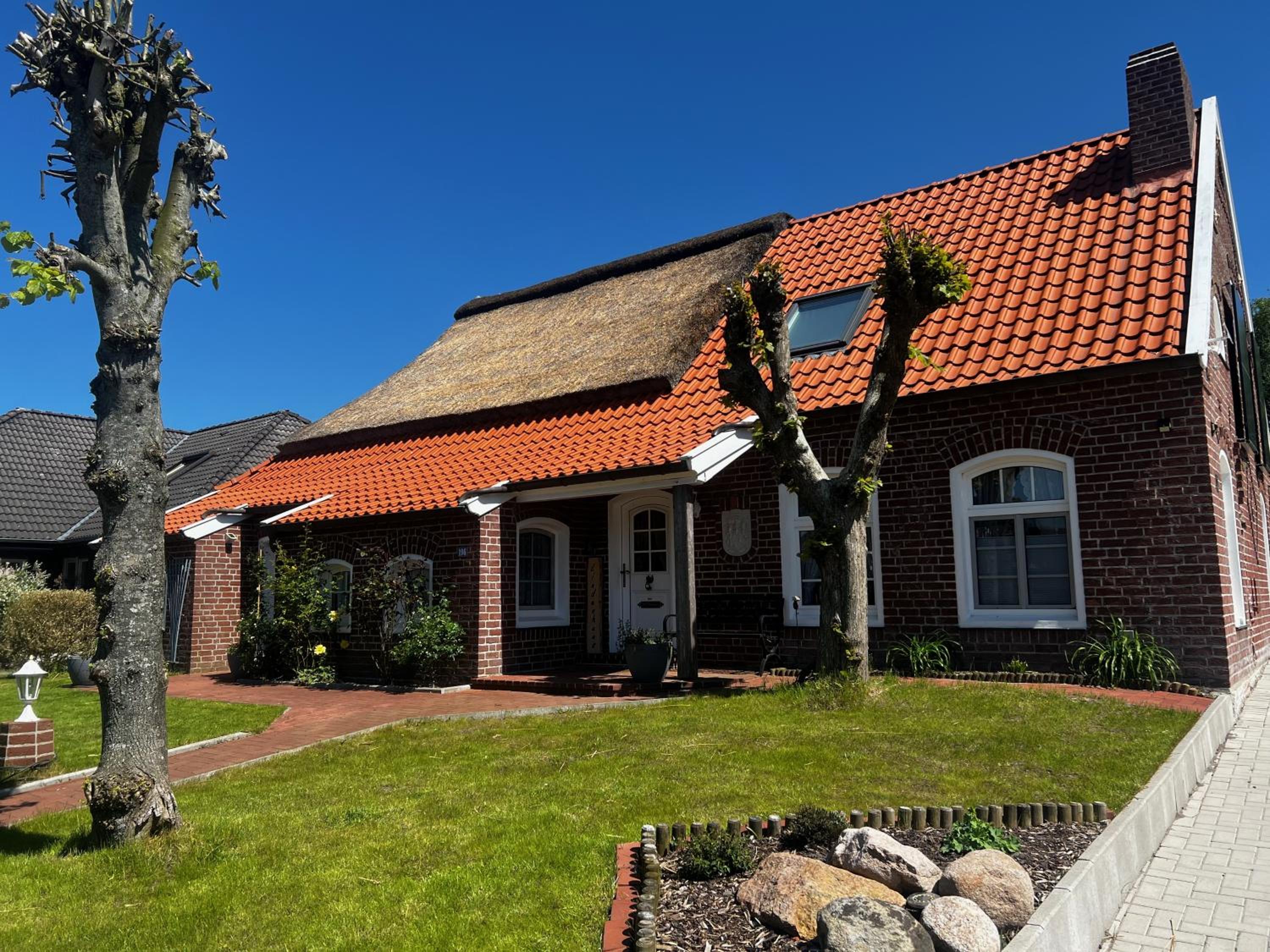 Lindenhuus-Urlaub unter einem Teilreetdach-Terrasse - Nahe Norden-Norddeich