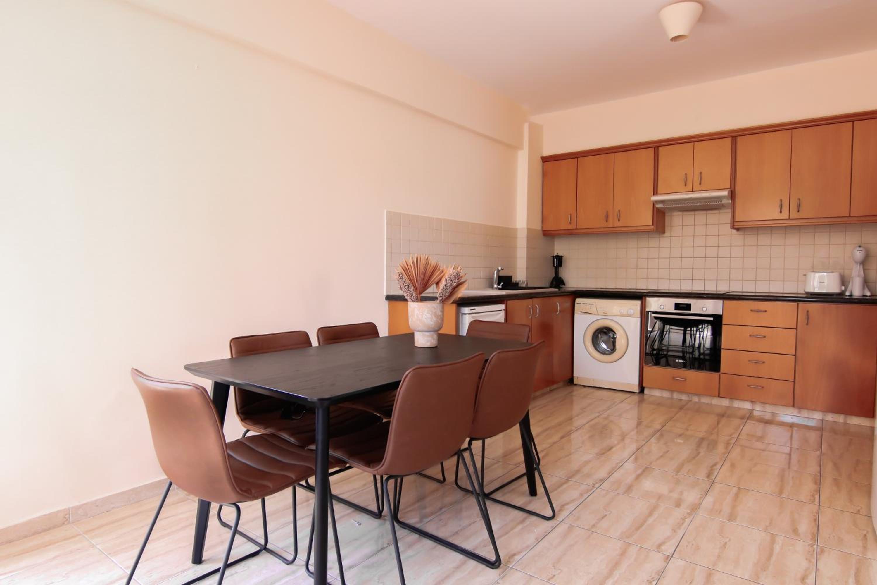 Phaedrus Living: Universal City Flat Alina