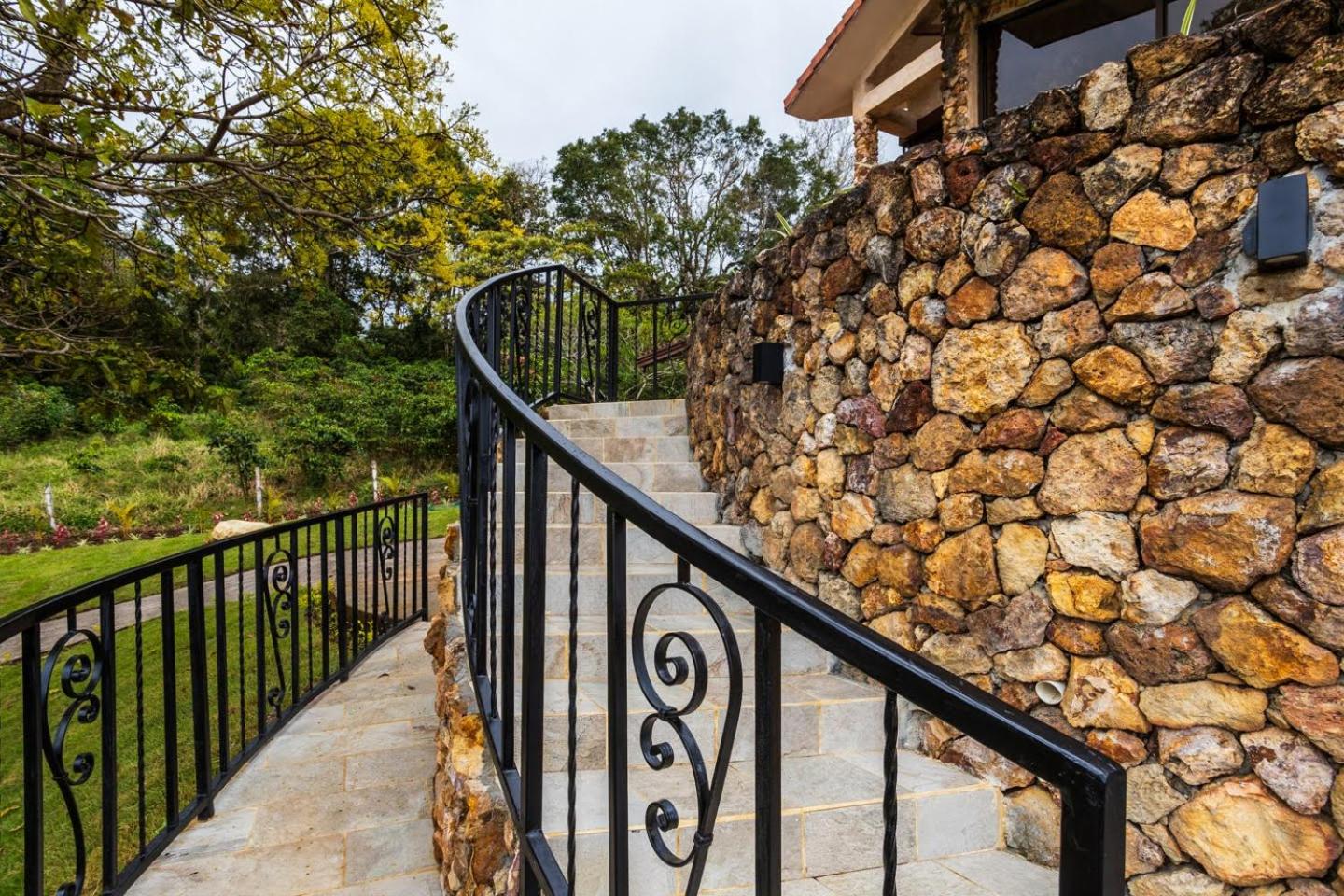Spectacular House in Boquete w/King Beds & Hot Tub view 4