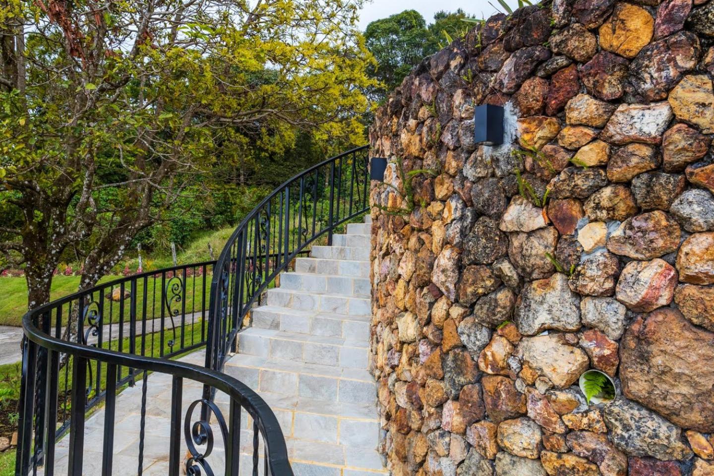 Spectacular House in Boquete w/King Beds & Hot Tub view 5