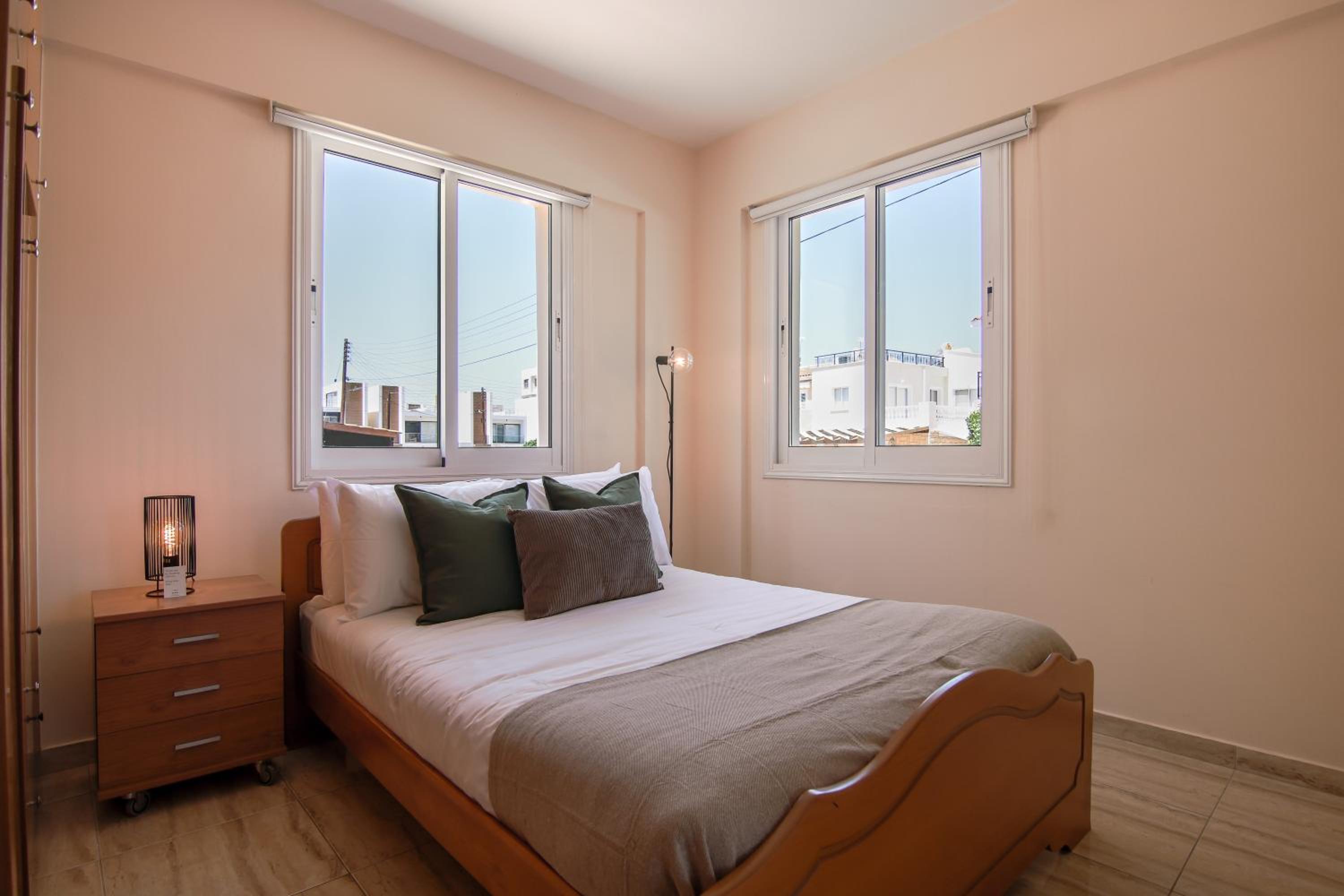 Phaedrus Living: Universal City Flat Alina