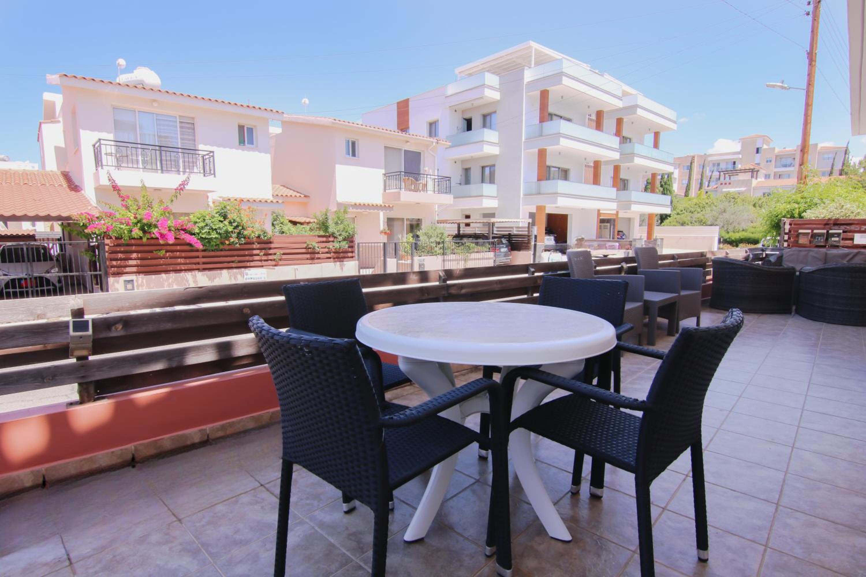 Phaedrus Living: Universal City Flat Alina