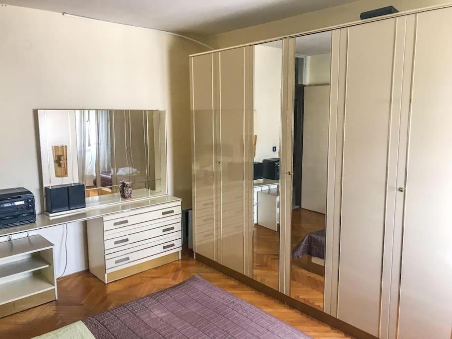 Specious apartment - Center of Split view 5