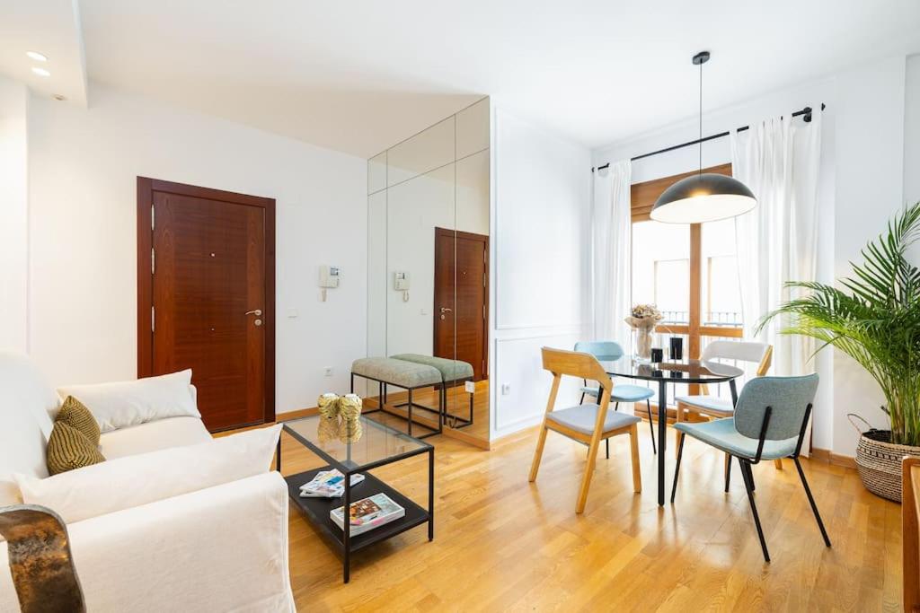 Central apartment with pool