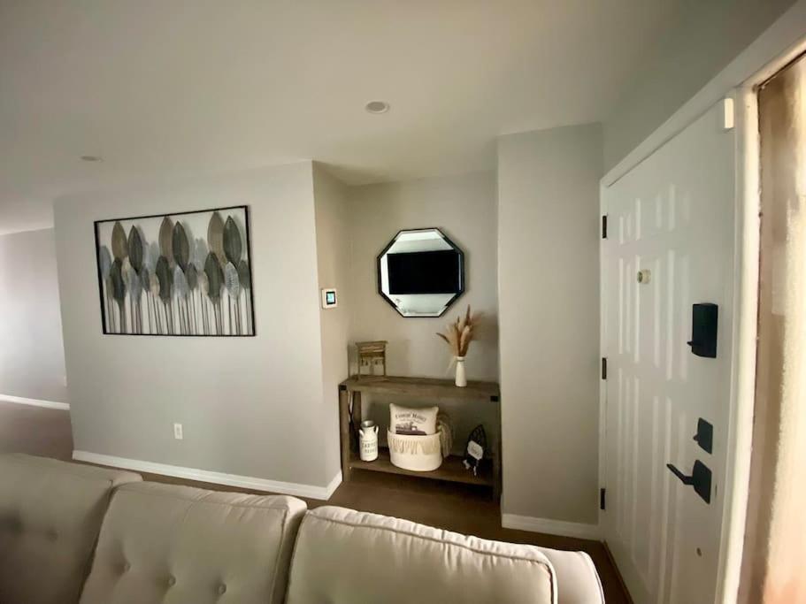 Cozy 2 Bedroom Modern Farmhouse in Miami view 2